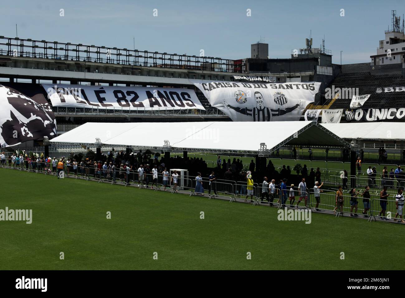 Santos, Brasile. 02nd Jan, 2022. La gente si allinea per dire Arrivederci a Pelé allo stadio di Vila Belmiro. I tifosi di Santos possono dire Arrivederci alla leggenda brasiliana del calcio Pele Lunedi (02.01.2023). L'eccezionale calciatore Pele morì il 29.12.2022 all'età di 82 anni a Sao Paulo. Credit: Lincon Zarbietti/dpa/Alamy Live News Foto Stock