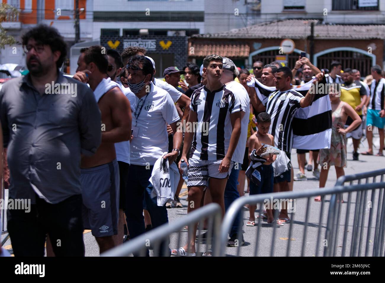 Santos, Brasile. 02nd Jan, 2022. La gente si allinea per dire Arrivederci a Pelé allo stadio di Vila Belmiro. I tifosi di Santos possono dire Arrivederci alla leggenda brasiliana del calcio Pele Lunedi (02.01.2023). L'eccezionale calciatore Pele morì il 29.12.2022 all'età di 82 anni a Sao Paulo. Credit: Lincon Zarbietti/dpa/Alamy Live News Foto Stock