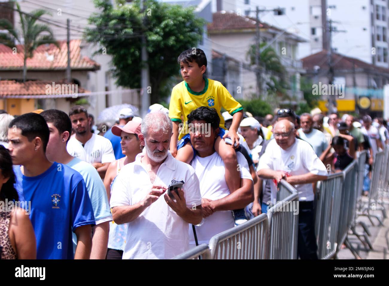 Santos, Brasile. 02nd Jan, 2022. La gente si allinea per dire Arrivederci a Pelé allo stadio di Vila Belmiro. I tifosi di Santos possono dire Arrivederci alla leggenda brasiliana del calcio Pele Lunedi (02.01.2023). L'eccezionale calciatore Pele morì il 29.12.2022 all'età di 82 anni a Sao Paulo. Credit: Lincon Zarbietti/dpa/Alamy Live News Foto Stock