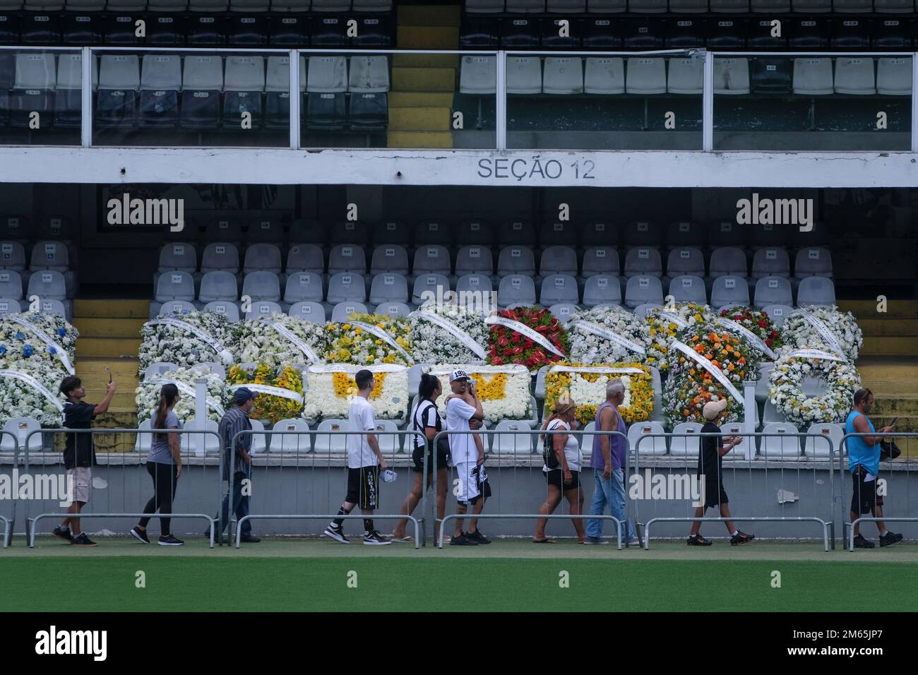Santos, Brasile. 02nd Jan, 2022. La gente si allinea per dire Arrivederci a Pelé allo stadio di Vila Belmiro. I tifosi di Santos possono dire Arrivederci alla leggenda brasiliana del calcio Pele Lunedi (02.01.2023). L'eccezionale calciatore Pele morì il 29.12.2022 all'età di 82 anni a Sao Paulo. Credit: Lincon Zarbietti/dpa/Alamy Live News Foto Stock