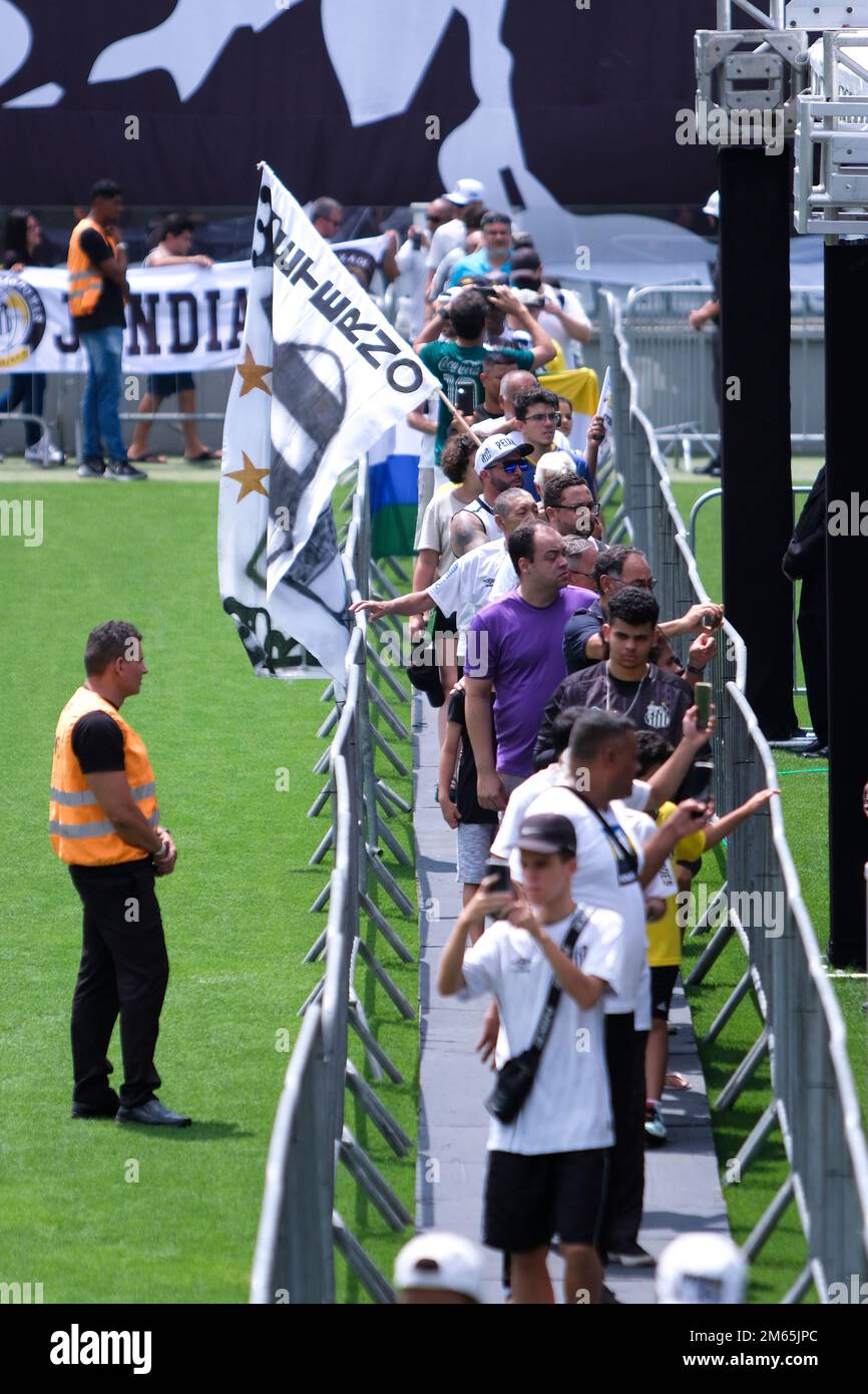 Santos, Brasile. 02nd Jan, 2022. La gente si allinea per dire Arrivederci a Pelé allo stadio di Vila Belmiro. I tifosi di Santos possono dire Arrivederci alla leggenda brasiliana del calcio Pele Lunedi (02.01.2023). L'eccezionale calciatore Pele morì il 29.12.2022 all'età di 82 anni a Sao Paulo. Credit: Lincon Zarbietti/dpa/Alamy Live News Foto Stock