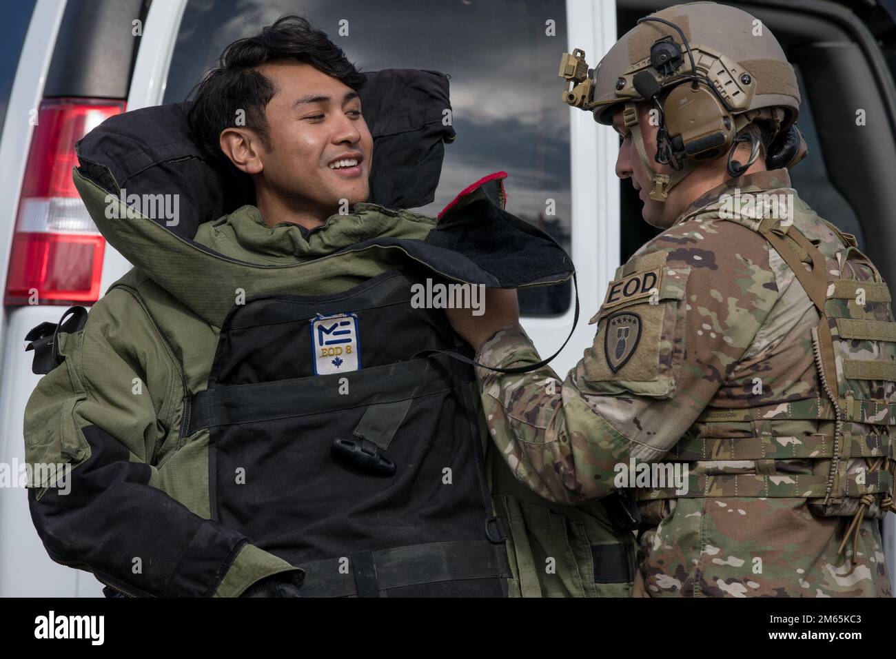 1st il Lt. Ian Roxas, un ufficiale di smaltimento di ordigni esplosivi con 764th Ordnance Company, mette in campo una bomba con l'aiuto di Sgt. Ryan Farber, un tecnico EOD con 764th Ordnance Company, durante la sfida dei paradisi a Camp Gruber, Oklahoma, il 4th aprile 2022. Ravens Challenge porta i tecnici dell'EOD di tutte le filiali, di più nazioni, delle agenzie locali, statali e federali a collaborare e lavorare insieme per affinare le proprie competenze e padroneggiare il proprio mestiere. Foto Stock