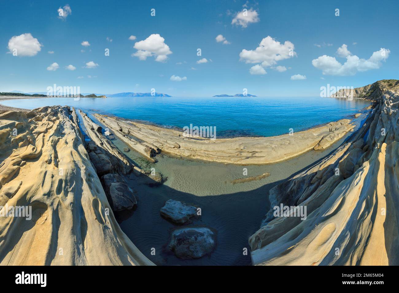 Mattina mare costa rocciosa del paesaggio (Narta Laguna, Valona Albania). Cinque scatti stitch panorama. Foto Stock