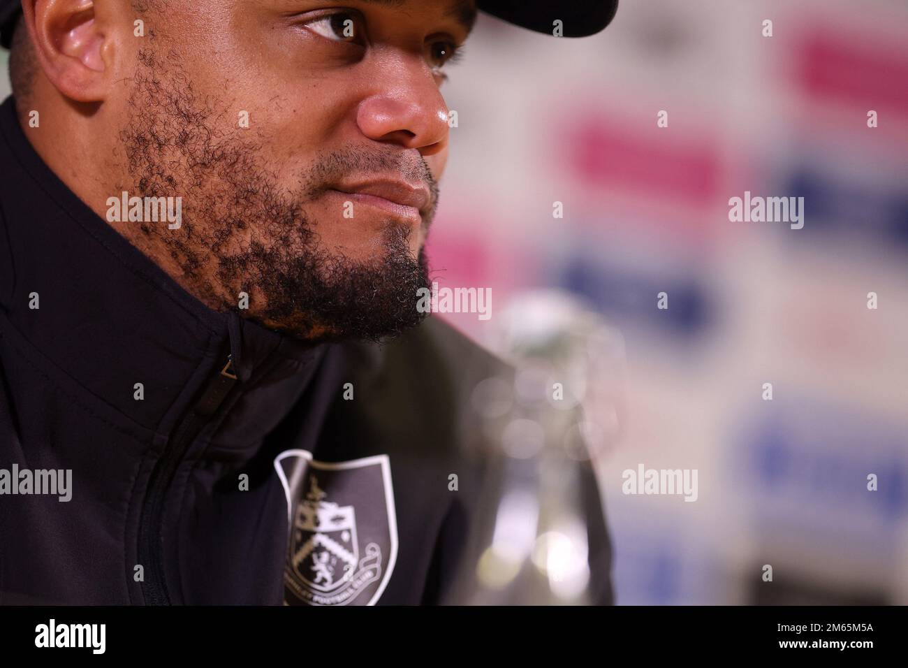 Swansea, Regno Unito. 02nd Jan, 2023. Vincent Kompany, il manager di Burnley parla con la stampa dopo la partita. Partita di campionato EFL Skybet, Swansea City contro Burnley al Swansea.com° stadio di Swansea, Galles, lunedì 2nd gennaio 2023. Questa immagine può essere utilizzata solo per scopi editoriali. Solo per uso editoriale, licenza richiesta per uso commerciale. Non è utilizzabile nelle scommesse, nei giochi o nelle pubblicazioni di un singolo club/campionato/giocatore. pic di Andrew Orchard/Andrew Orchard sports photography/Alamy Live news Credit: Andrew Orchard sports photography/Alamy Live News Foto Stock