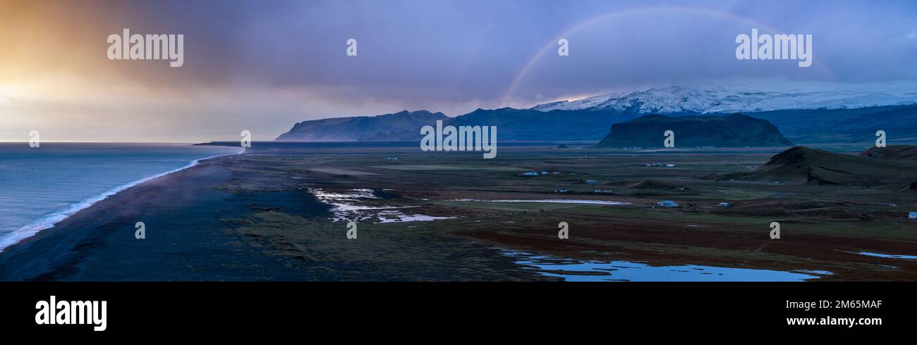 Pittoresca vista serale d'autunno sulla spiaggia di sabbia vulcanica nera dell'oceano senza fine da Dyrholaey Cape Viewpoint, Vik, Islanda del Sud. Foto Stock