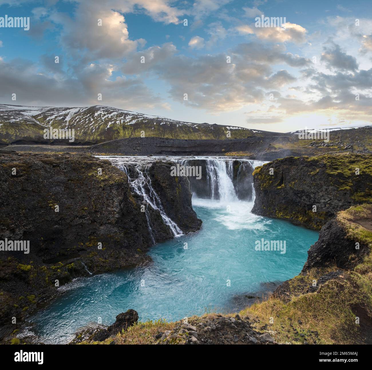 Pittoresca cascata Sigoldufoss vista autunno. Stagione che cambia nelle Highlands meridionali dell'Islanda. Foto Stock