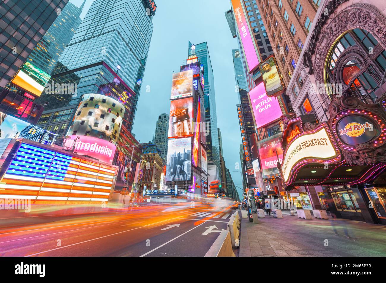 NEW YORK CITY, USA - 5 DICEMBRE 2017: Times Square a Manhattan al crepuscolo. Foto Stock