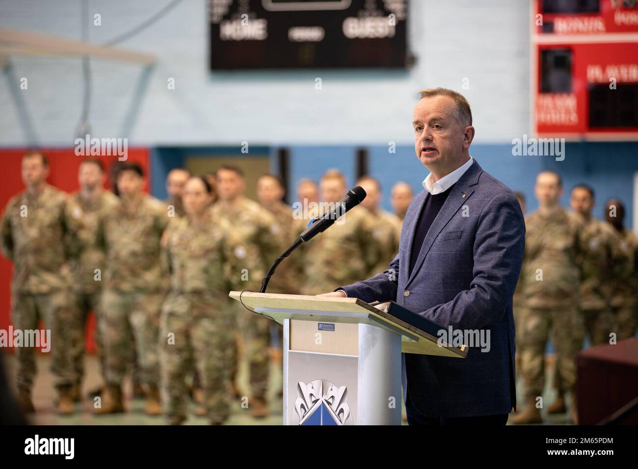 ANSBACH, Germania - il sindaco Thomas Deffner, sindaco della città di Ansbach, si rivolge ai soldati degli Stati Uniti Army V Corps quartier generale e membri della città di Ansbach durante una cerimonia di benvenuto presso la Barton Barracks di Ansbach, Germania, martedì 5 aprile. Durante la cerimonia, il quartier generale del V corpo e il battaglione del quartier generale e del quartier generale sunced i loro colori nella loro casa temporanea. La presenza dell'intera sede del corpo della Vittoria in Europa espande gli Stati Uniti Esercito l’Europa e la capacità dell’Africa di comandare le forze terrestri in Europa e invia un messaggio forte ai nostri alleati e partner della NATO Foto Stock