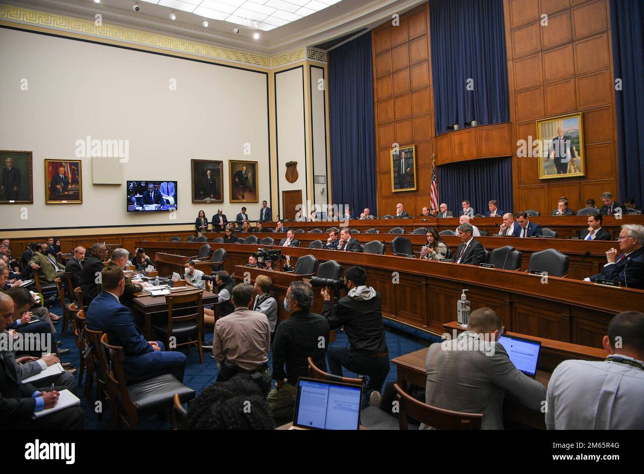 Il Segretario della Difesa Lloyd J. Austin III, Army Gen. Mark A. Milley, presidente, capi di Stato e Mike McCord, sottosegretario alla Difesa (Comptroller)/Chief Financial Officer, forniscono testimonianza a un House Armed Services Committee durante l'audizione sulla richiesta di bilancio fiscale 2023 per la difesa, 2118 Rayburn House Office Building, Washington, D.C. Aprile 5, 2022. Foto Stock