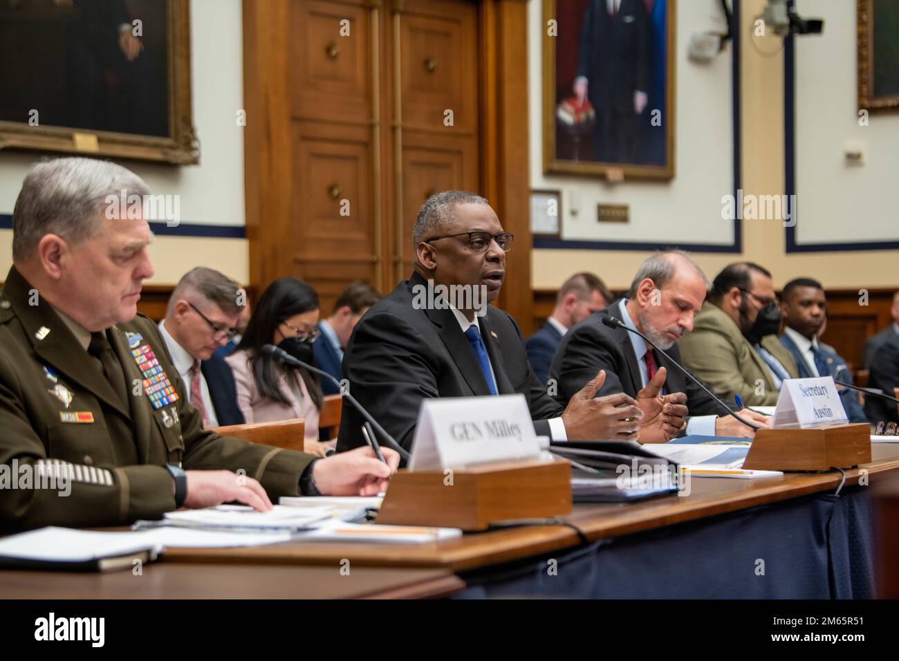 Il Segretario della Difesa Lloyd J. Austin III, Army Gen. Mark A. Milley, presidente, capi di Stato e Mike McCord, sottosegretario alla Difesa (Comptroller)/Chief Financial Officer, forniscono testimonianza a un House Armed Services Committee durante l'audizione sulla richiesta di bilancio fiscale 2023 per la difesa, 2118 Rayburn House Office Building, Washington, D.C. Aprile 5, 2022. Foto Stock