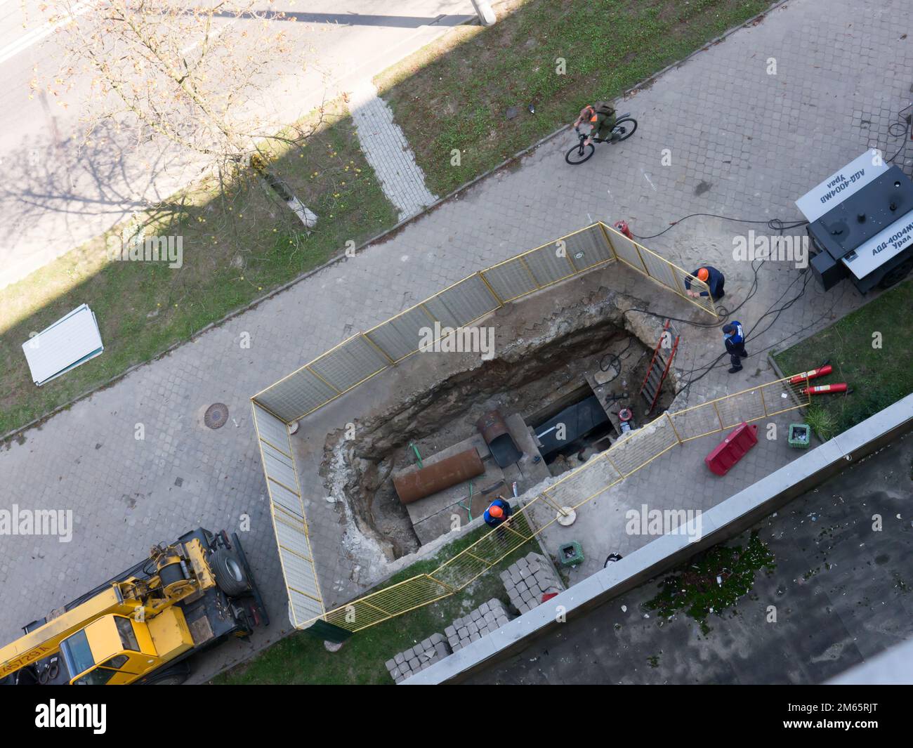 Gli sfondi e gli oggetti dell'architettura. Marciapiede. Interventi di riparazione. Costruzione. Vista dall'alto. Foto Stock