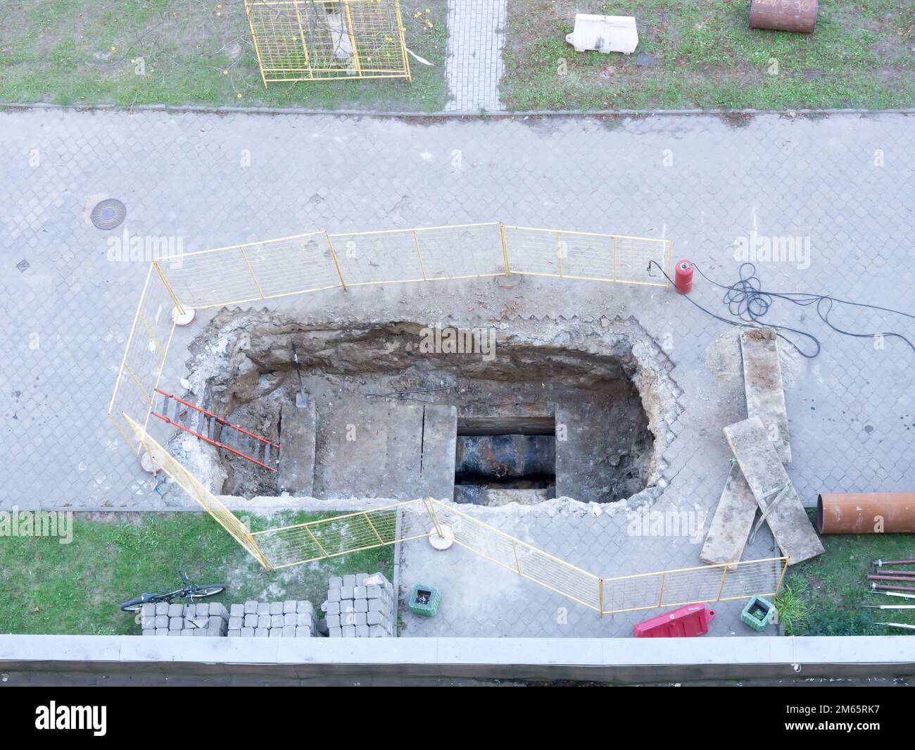 Gli sfondi e gli oggetti dell'architettura. Marciapiede. Interventi di riparazione. Costruzione. Vista dall'alto. Foto Stock