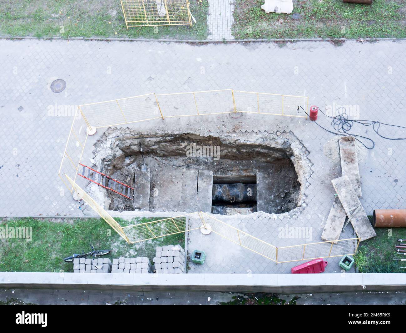 Gli sfondi e gli oggetti dell'architettura. Marciapiede. Interventi di riparazione. Costruzione. Vista dall'alto. Foto Stock