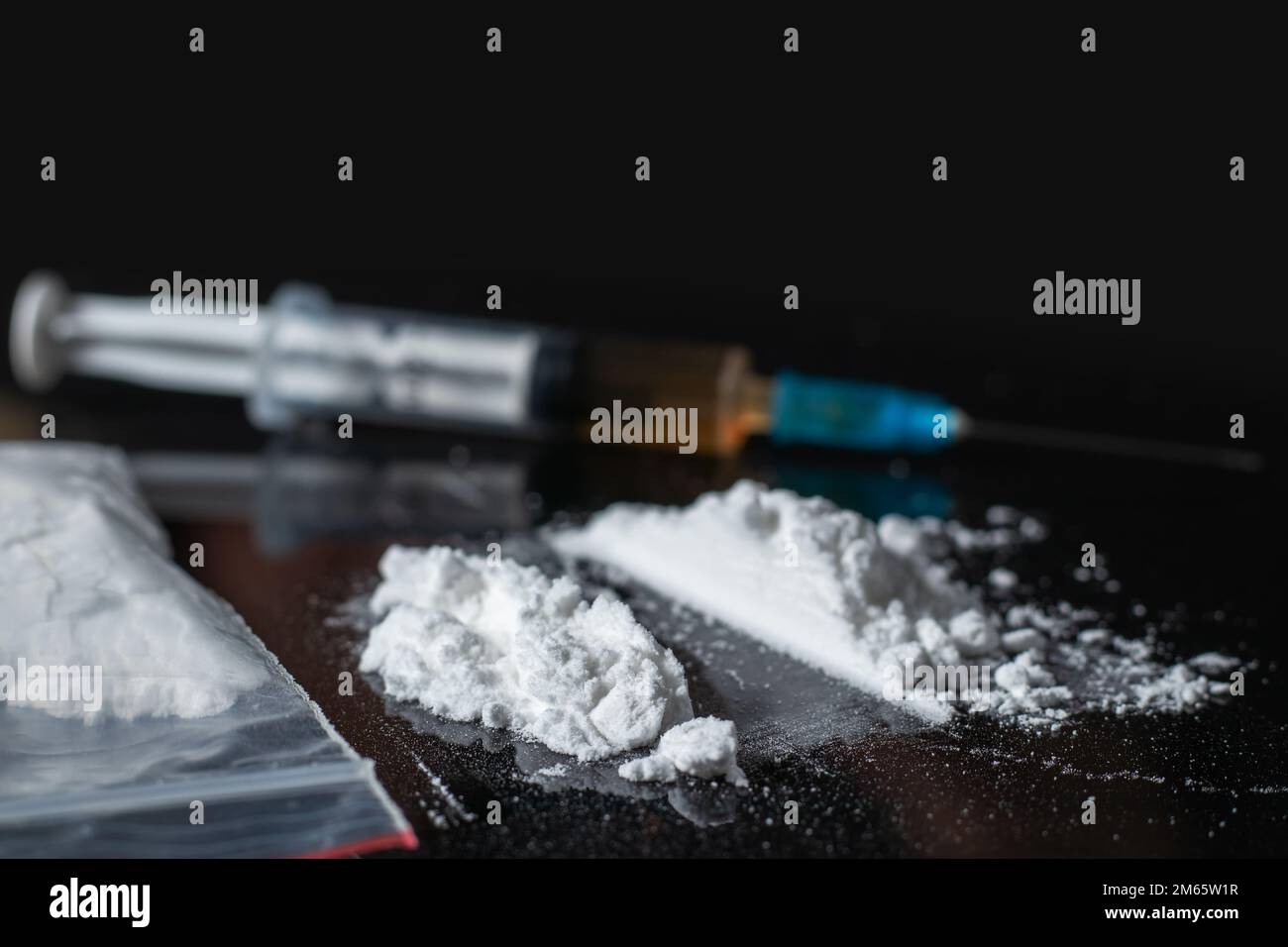 Concetto di tossicodipendenza. Immagini della Giornata internazionale contro l'abuso di droghe e il traffico illecito di droghe. Farmaci su sfondo nero Foto Stock