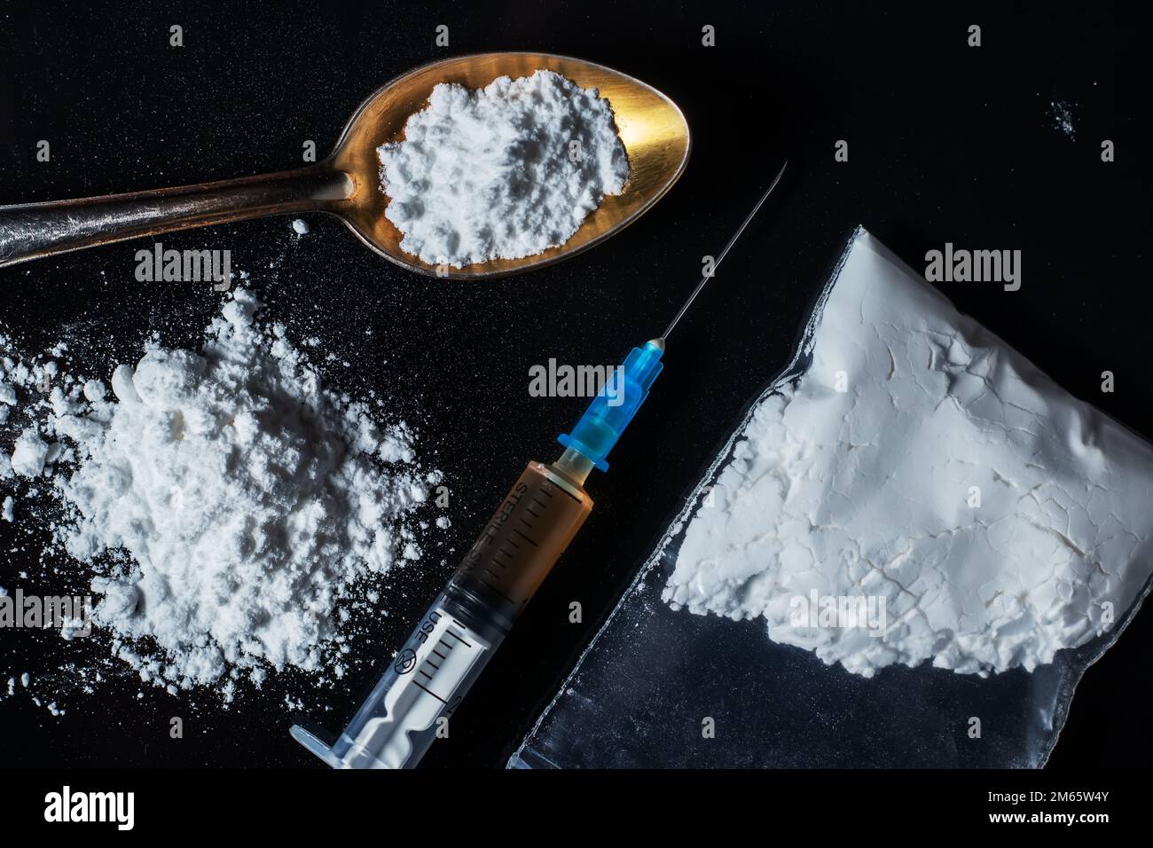 Concetto di tossicodipendenza. Immagini della Giornata internazionale contro l'abuso di droghe e il traffico illecito di droghe. Farmaci su sfondo nero Foto Stock