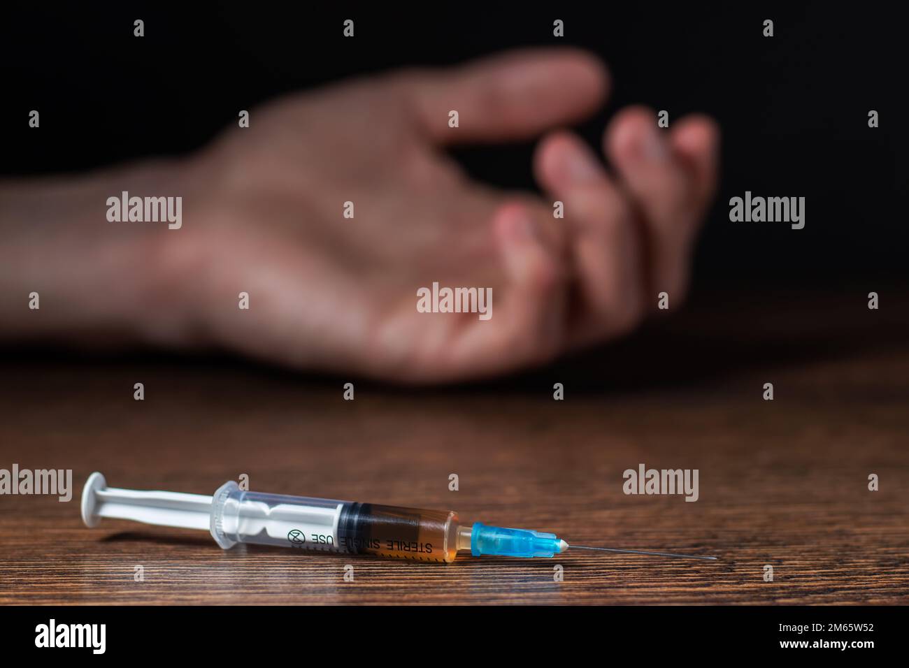Dipendente uomo morto dopo iniezione di overdose di droga con siringa iniezione di eroina a mano. Disastro sociale ed epidemia di dipendenza narcotica concetto Foto Stock