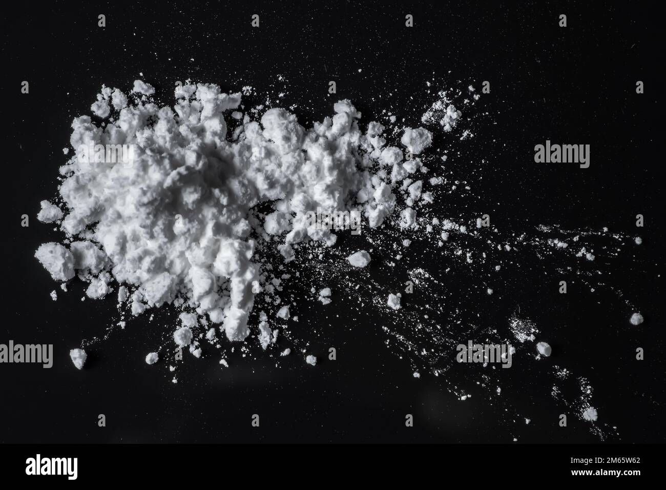 Cumulo di polvere di cocaina su sfondo nero. Foto Stock