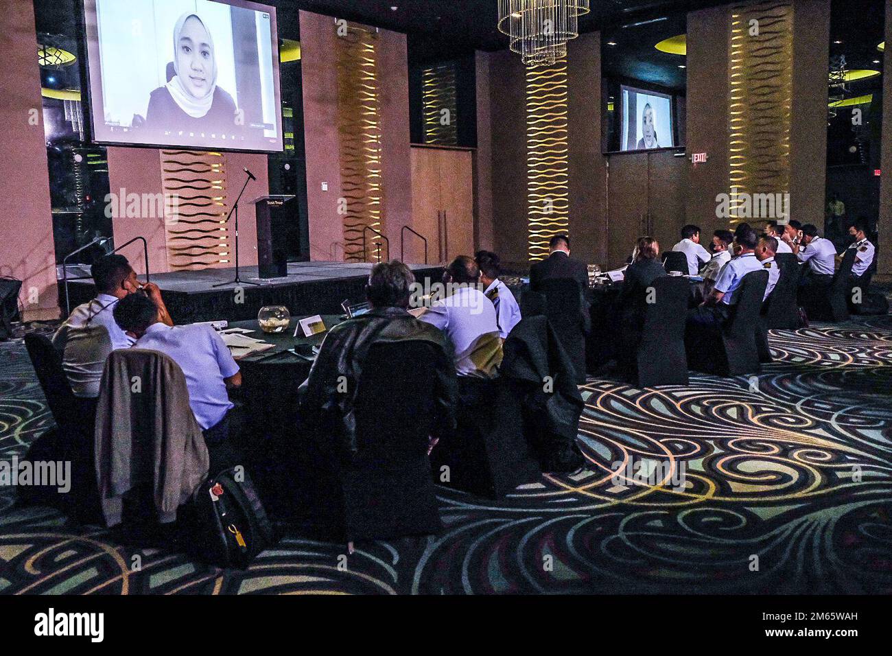 Il Dr. Asyura Salleh, responsabile del programma di supporto all'Ufficio delle Nazioni Unite per la lotta contro la droga e la criminalità Global Maritime Crime Program, presenta il traffico di metanfetamine nel sud-est asiatico durante il 8th° Forum annuale dell'iniziativa per l'applicazione della legge marittima del sud-est asiatico a Tumon, Guam, 5 aprile 2022. Il forum di SEAMLEI di quest'anno si è concentrato sulla lotta contro il traffico di droga, la pesca illegale, non dichiarata e non regolamentata e sull'uso strategico di strumenti di consapevolezza del dominio marittimo per contrastare queste e altre minacce transnazionali alla sicurezza. Foto Stock