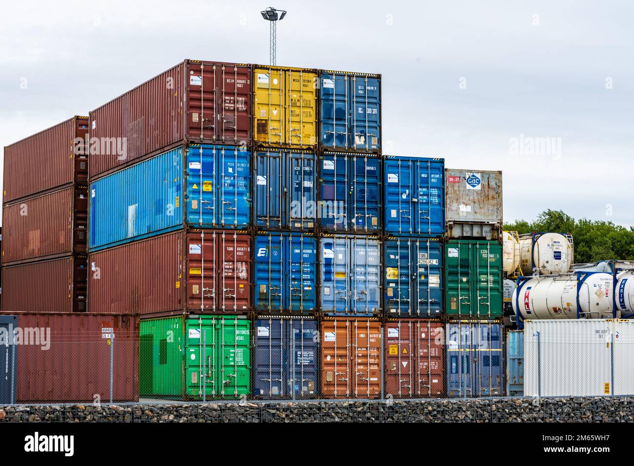 Gothenburg, Svezia - 24 2022 luglio: Pile colorate di contenitori per la spedizione Foto Stock