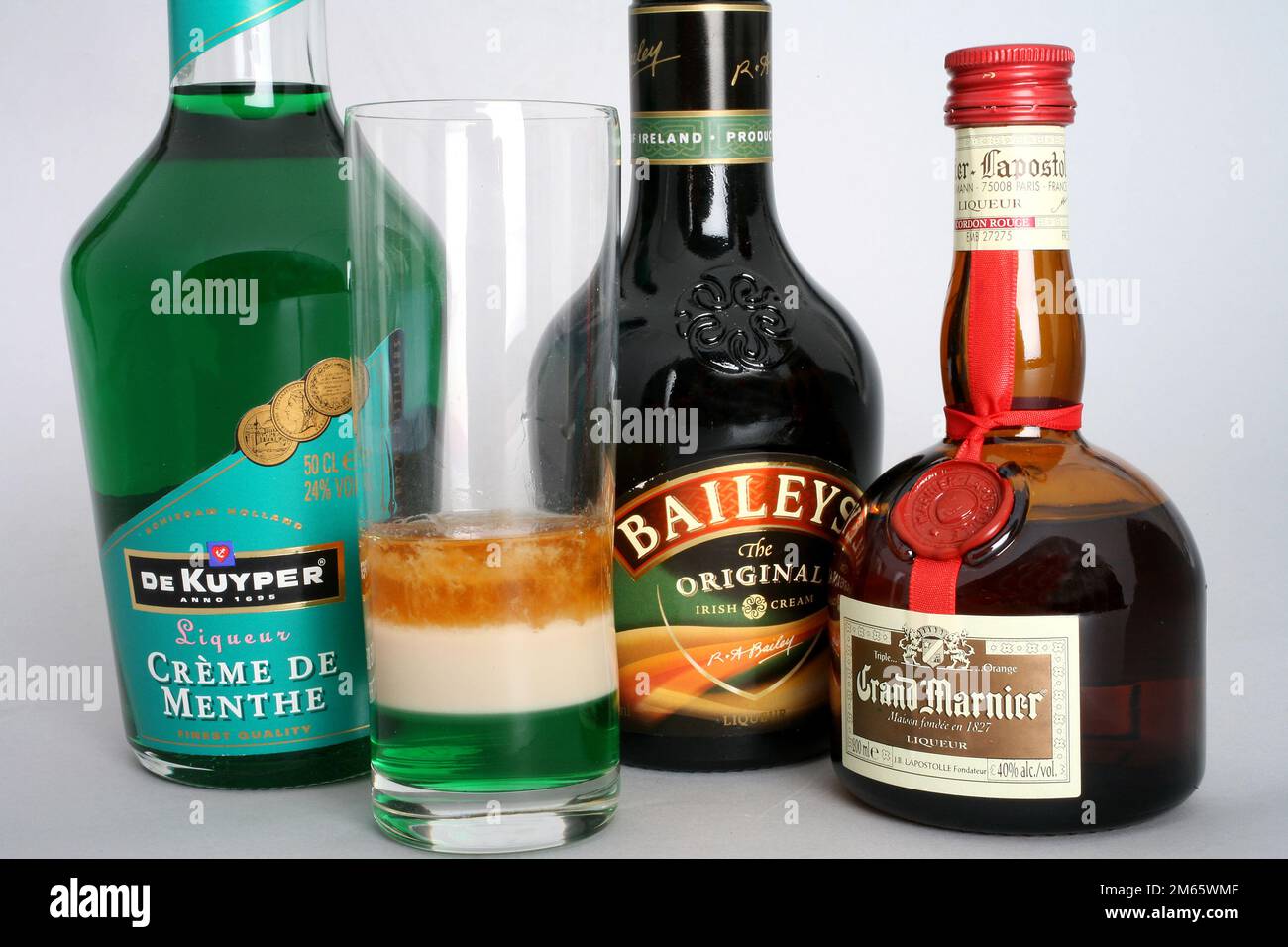I cocktail a strati vengono preparati versando prima il liquore più pesante, poi i liquori sempre più leggeri. (Più zucchero significa una spec. Più pesante Foto Stock