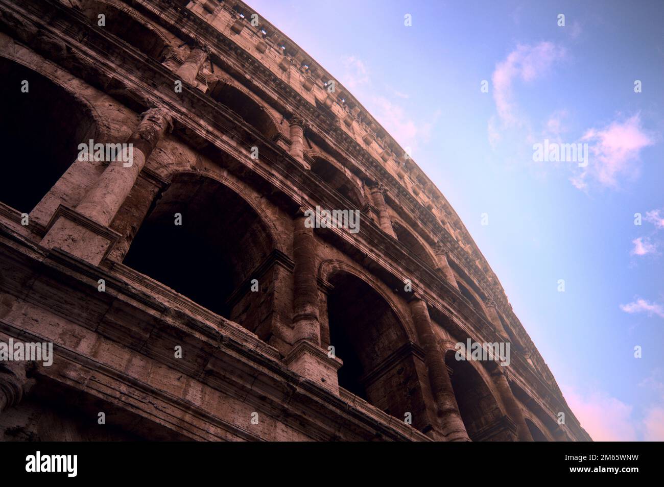 arena del colosseo dell'impero romano. Roma patrimonio storico edificio. anfiteatro del colosseo sullo sfondo del cielo. Foto Stock