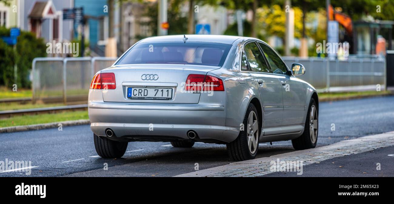 Gothenburg, Svezia - 03 2022 ottobre: Silver 2009 Audi A8 parcheggiata da una strada Foto Stock