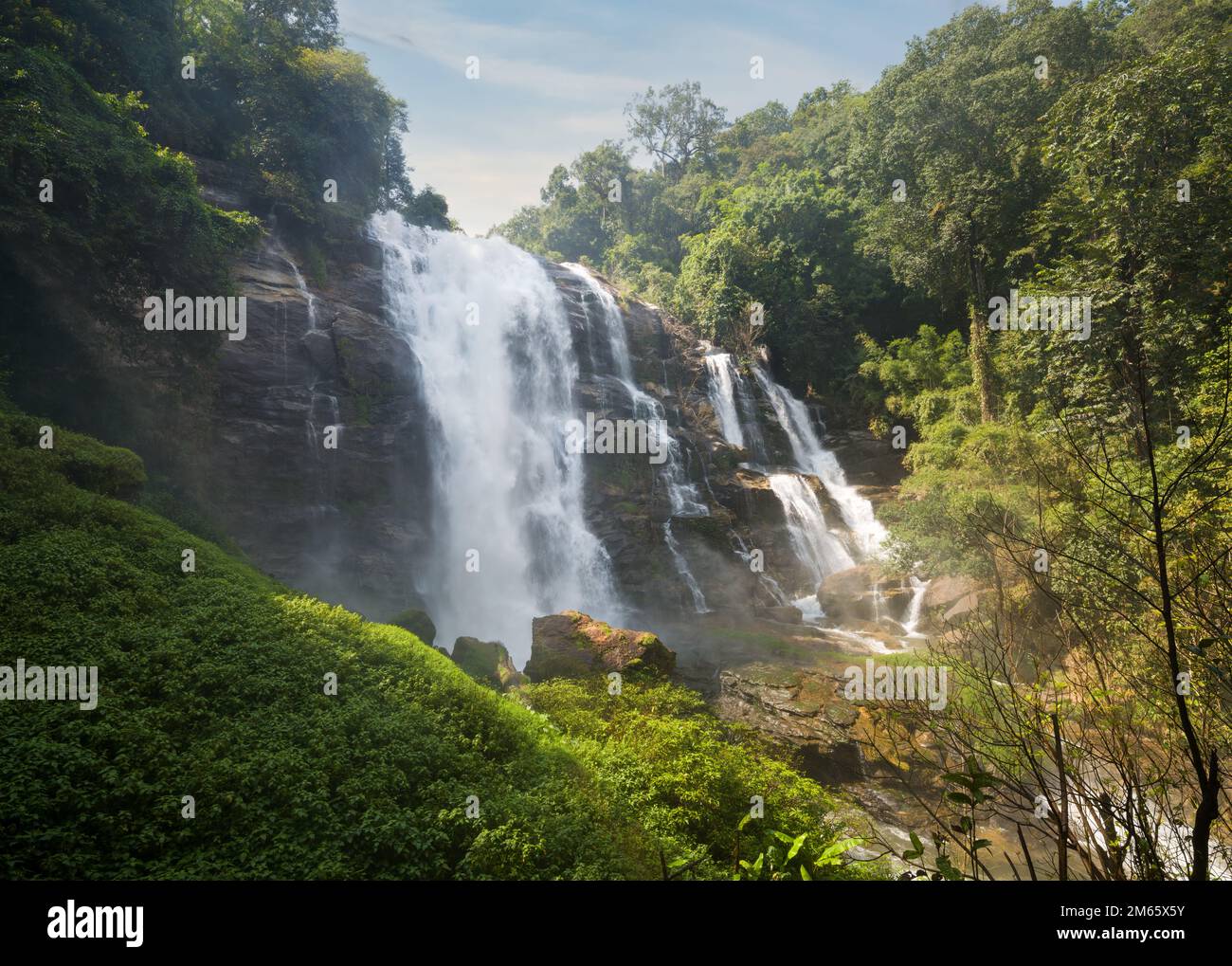 Cascate di Wachirathan. Doi Inthanon National Park. Quartiere di Chom Thong. Le migliori destinazioni di viaggio nella città di Chiang mai. Thailandia del Nord Foto Stock