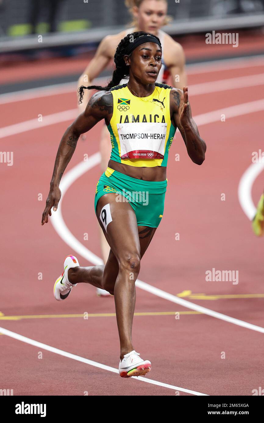 Elaine Thompson-Herah (JAM) gareggia nelle semifinali femminili di 200 metri ai Giochi Olimpici estivi 2020 (2021) di Tokyo, Giappone Foto Stock