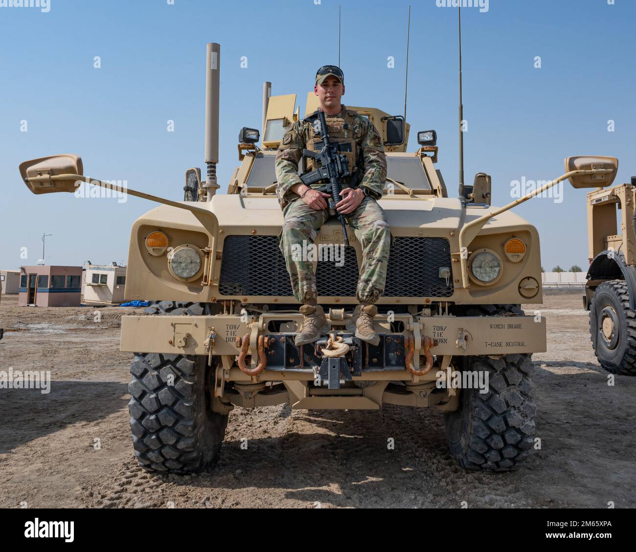 STATI UNITI Stephen Hunt, 380th Expeditionary Security Forces Squadron Operations ufficiale non commissionato, è dispiegato dal 23rd SFS presso Moody AFB, Georgia. Hunt collabora con il suo team per fornire una guida per ciascun posto, garantendo che le risorse del livello di protezione sulla base dispongano delle misure di sicurezza adeguate, adattando le misure anti-terrorismo casuali alle minacce locali, Rivedere le misure antiterrorismo casuali contro le minacce locali e le politiche AF e fornire istruzioni operative specifiche per la missione in continua evoluzione. Foto Stock