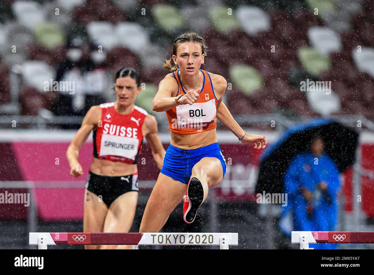 Femke Bol (NED) in gara nelle semifinali femminili Hurdles da 400 metri ai Giochi Olimpici estivi 2020 (2021) di Tokyo, Giappone Foto Stock