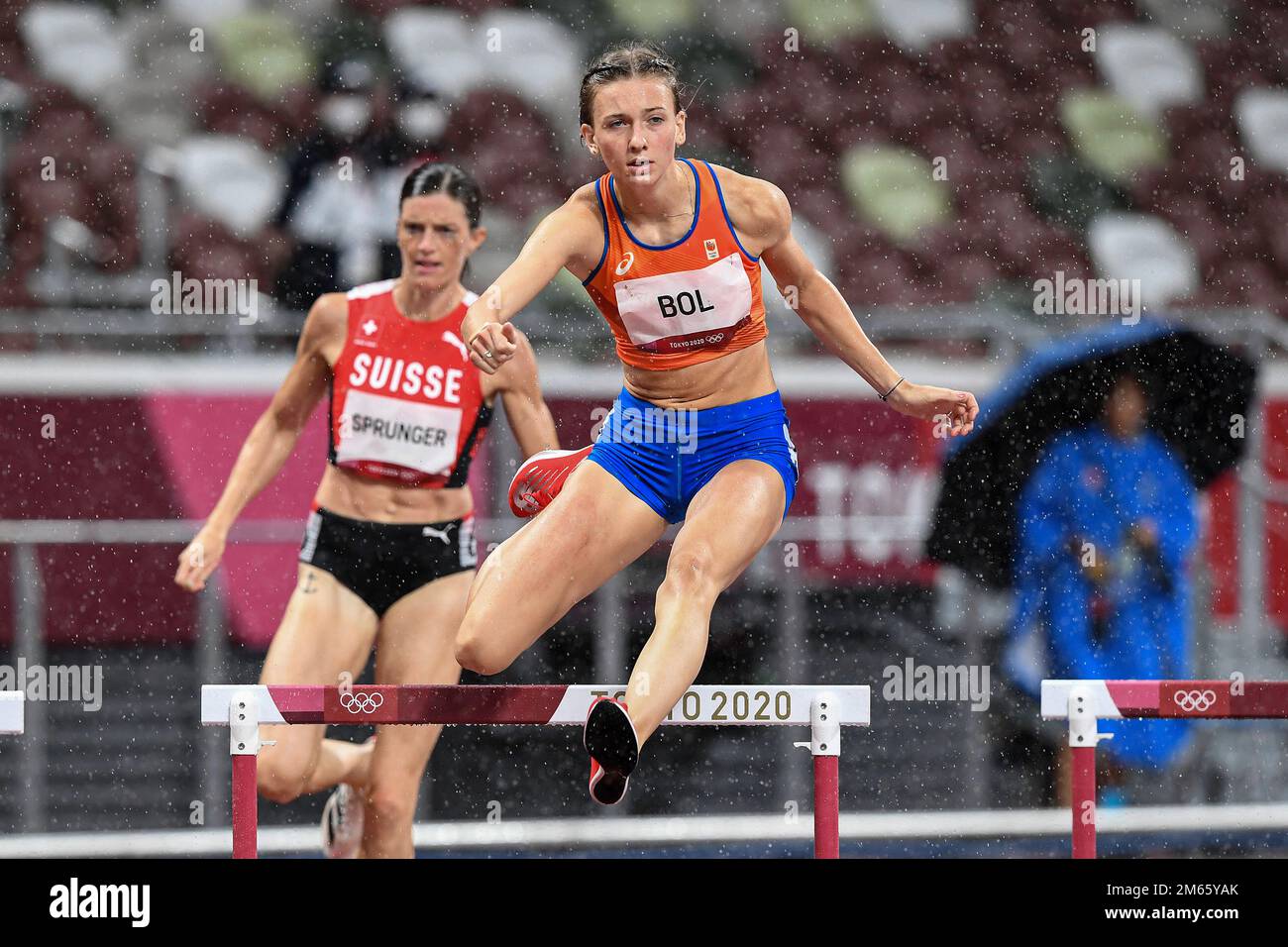 Femke Bol (NED) in gara nelle semifinali femminili Hurdles da 400 metri ai Giochi Olimpici estivi 2020 (2021) di Tokyo, Giappone Foto Stock