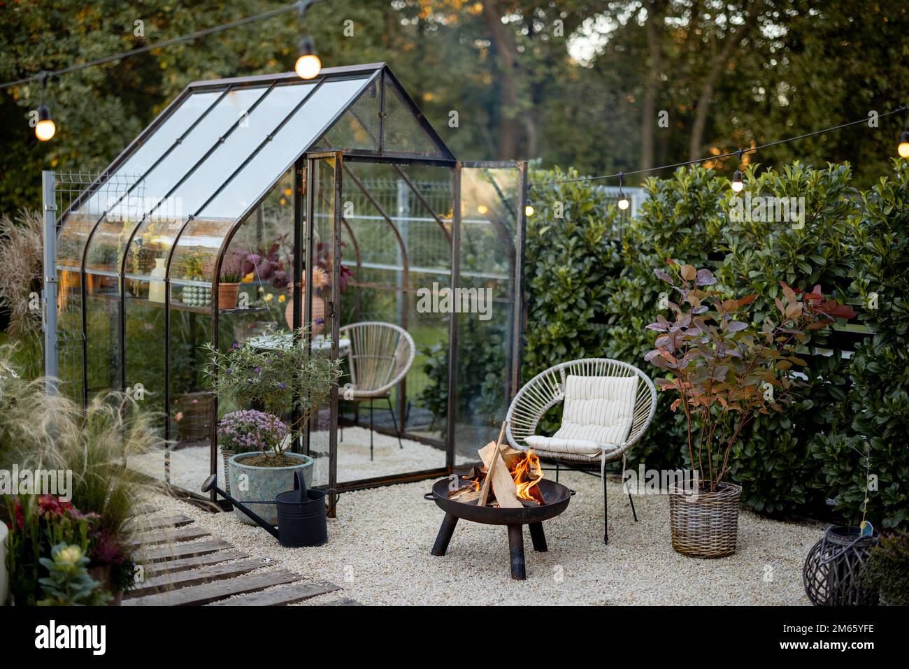 Bellissimo giardino con camino e serra Foto Stock