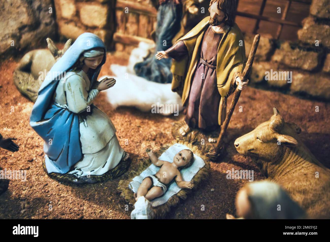 Dettagli ravvicinati di una tradizionale presepe natalizia con figurine dipinte Foto Stock