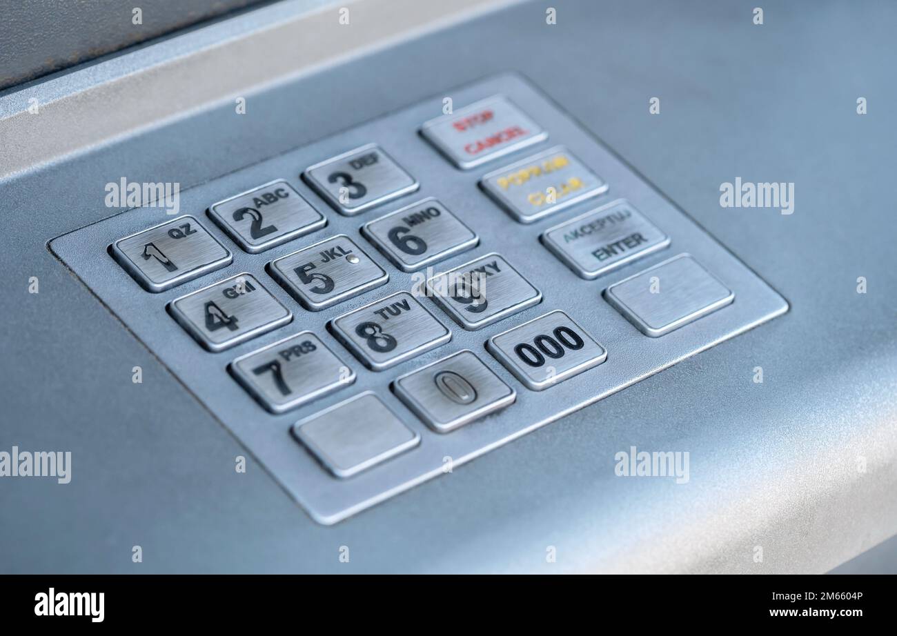 Moderno indossato pesantemente usato tastiera ATM tastiera oggetto dettaglio, estrema closeup, nessuno. Tasti numerici da vicino, nessuna persona. Prelievo di denaro, crisi finanziarie Foto Stock