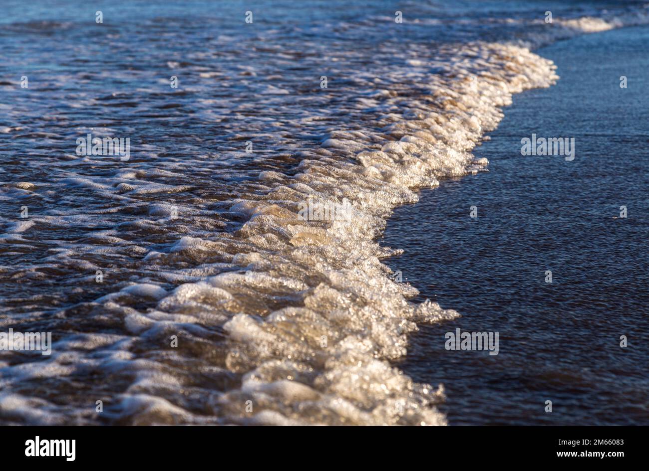 Acqua. Onde della costa del mare, grandangolo. Oceano Atlantico. Foto Stock