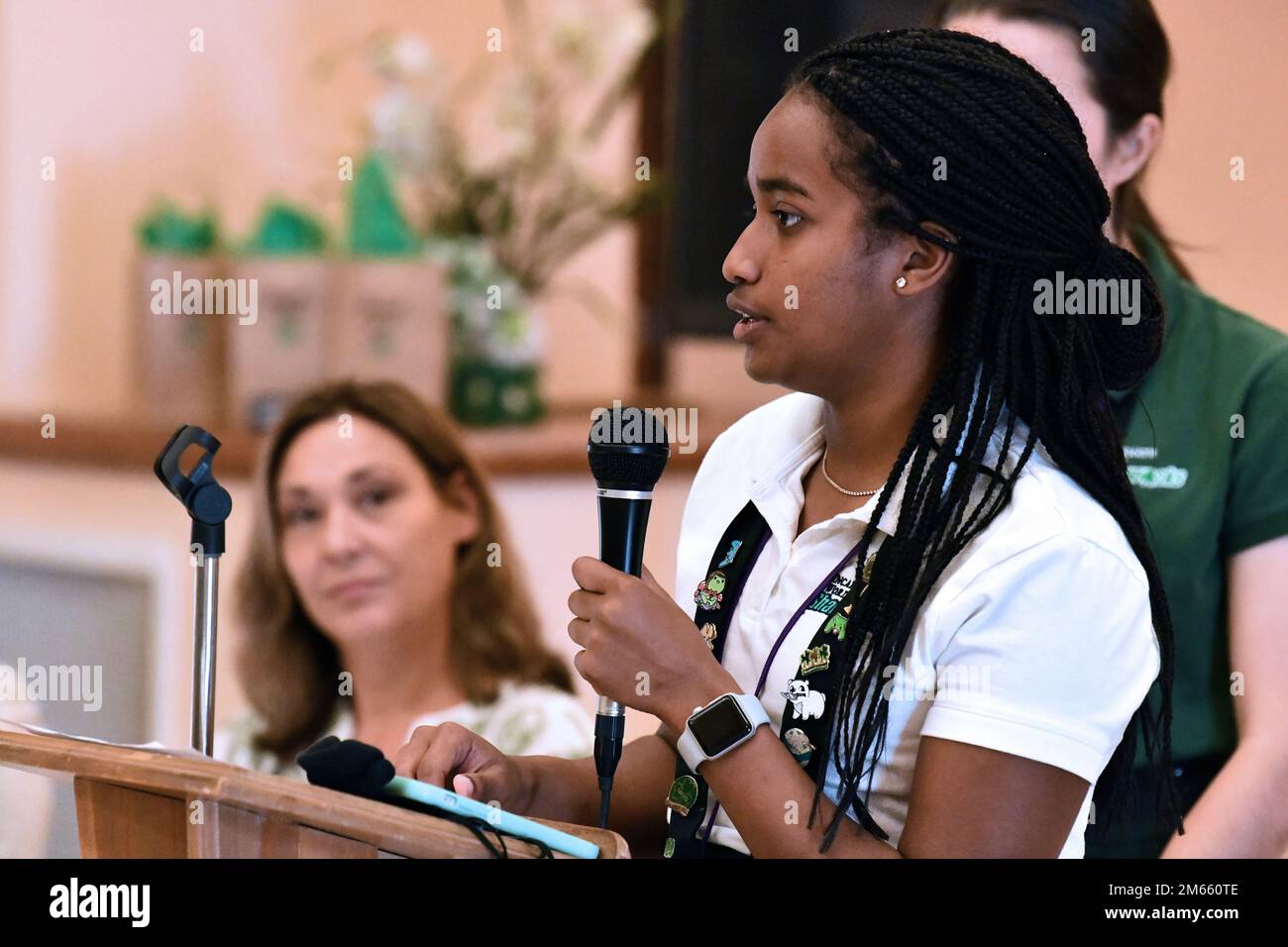 Inincarnate Word High School studentessa con moderazione la giuria di IWHS Science, Technology, Religion, Engineering, Arts & Math (STREAM) all'IWHS, San Antonio, Texas, 5 aprile 2022. STATI UNITI Shannon Shaw, Direttore della Divisione di formazione leader e del maggiore Lakeisha Logan, Vice Direttore chirurgo al comando, ha partecipato al panel per giovani e anziani. Cappellano (Lt. Col.) Valeria Van Dress, il Cappellano di comando di MEDCoE ha partecipato al pannello dell'uomo fresco e del sofomore. Tra gli altri relatori ospiti vi sono Kaitlin Teniente, Direttore di Esports, St. Università di Mary, Jodie Jasper, Foto Stock