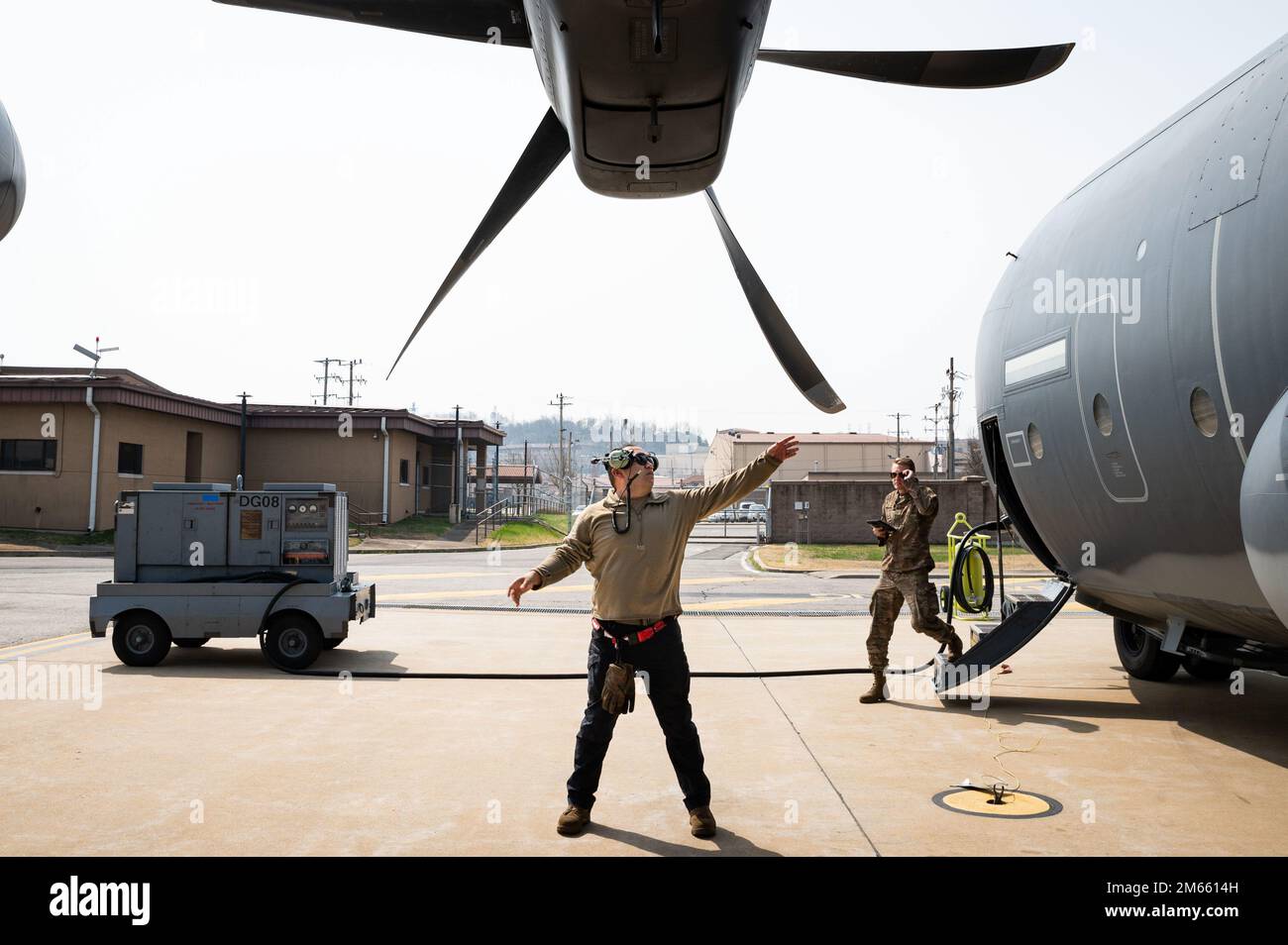 Il personale Sgt. Kai Artero, tecnico dei motori 79th Rescue Squadron, ispeziona un'elica HC-130J Combat King II durante le ispezioni pre-volo presso la base aerea Osan, Repubblica di Corea, il 5 aprile 2022. Il volo è stato parte di un evento di addestramento alla ricerca e al salvataggio di combattimento che si concentra sulla massimizzazione dell'integrazione e sulla pratica delle operazioni di recupero del personale in una gamma completa di livelli di esperienza e risorse. Foto Stock