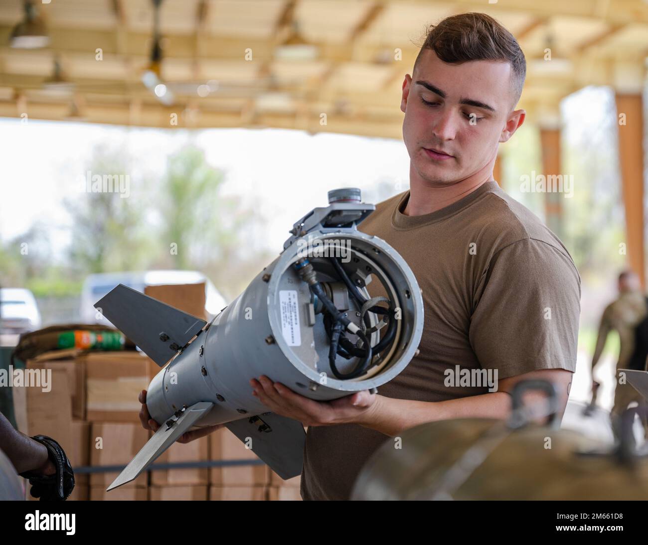 Airman 1st Class Eric Hite, 2nd Munizioni Squadron istruttore di addestramento munizioni di combattimento, installa un kit di coda sulla munizioni durante un esercizio di produzione di munizioni di combattimento presso la Barksdale Air Force base, Louisiana, 5 aprile 2022. 2MUNS CAPEX è stato progettato per addestrare gli Airmen munizioni a lavorare su un piano di emergenza al fine di fornire armi efficienti e pronte per il combattimento alla Stratofortress B52-H. Foto Stock