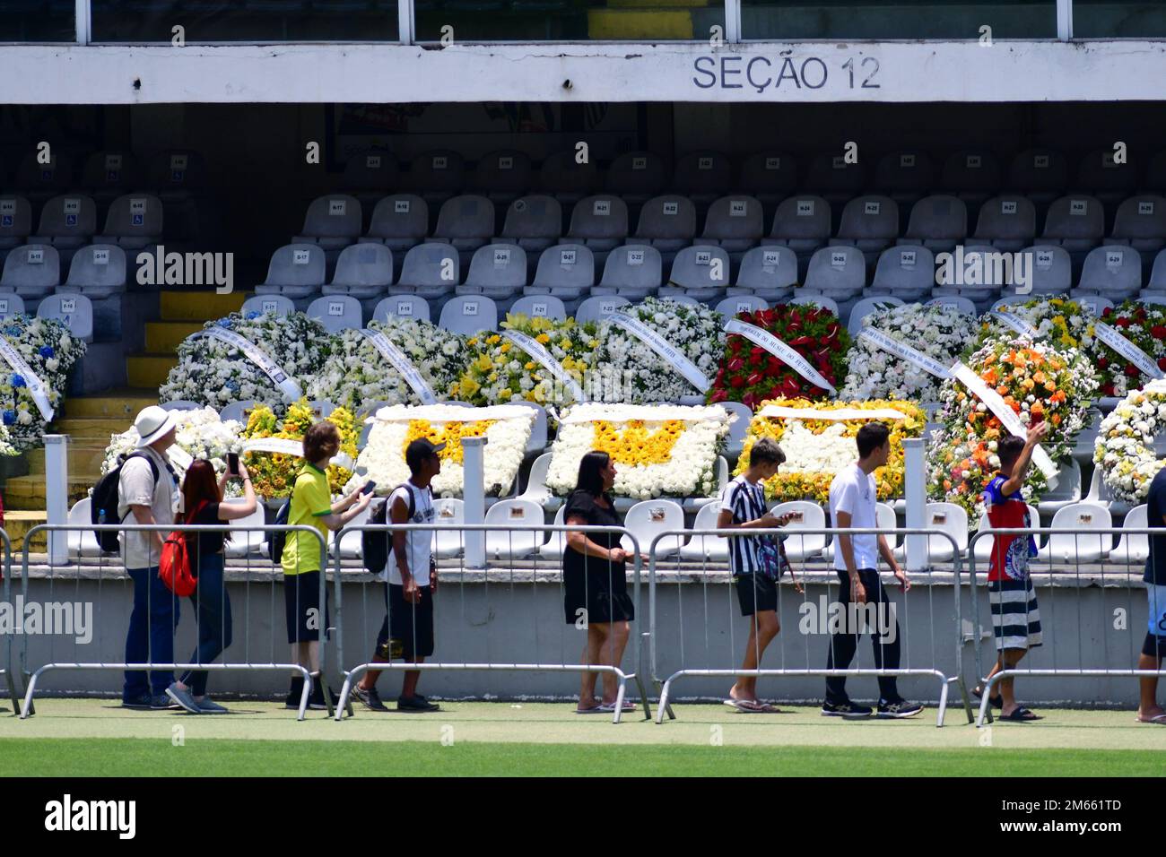 Santos, Brasile. 02nd Jan, 2023. SANTOS, SP - GENNAIO 2: I tifosi fanno la coda per rendere omaggio al compianto mito del calcio Pelé durante i suoi funerali allo Stadio Vila Belmiro il 2 Gennaio 2023 a Santos, Brasile. La leggenda del calcio brasiliano è passata via dal cancro. (Foto di Leandro Bernardes/PxImages) Credit: PX Images/Alamy Live News Foto Stock