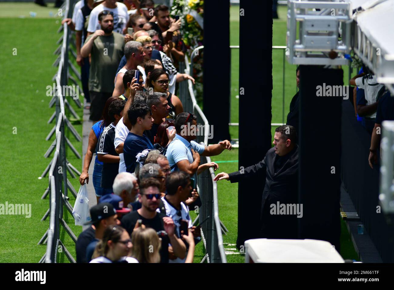 Santos, Brasile. 02nd Jan, 2023. SANTOS, SP - GENNAIO 2: I tifosi fanno la coda per rendere omaggio al compianto mito del calcio Pelé durante i suoi funerali allo Stadio Vila Belmiro il 2 Gennaio 2023 a Santos, Brasile. La leggenda del calcio brasiliano è passata via dal cancro. (Foto di Leandro Bernardes/PxImages) Credit: PX Images/Alamy Live News Foto Stock