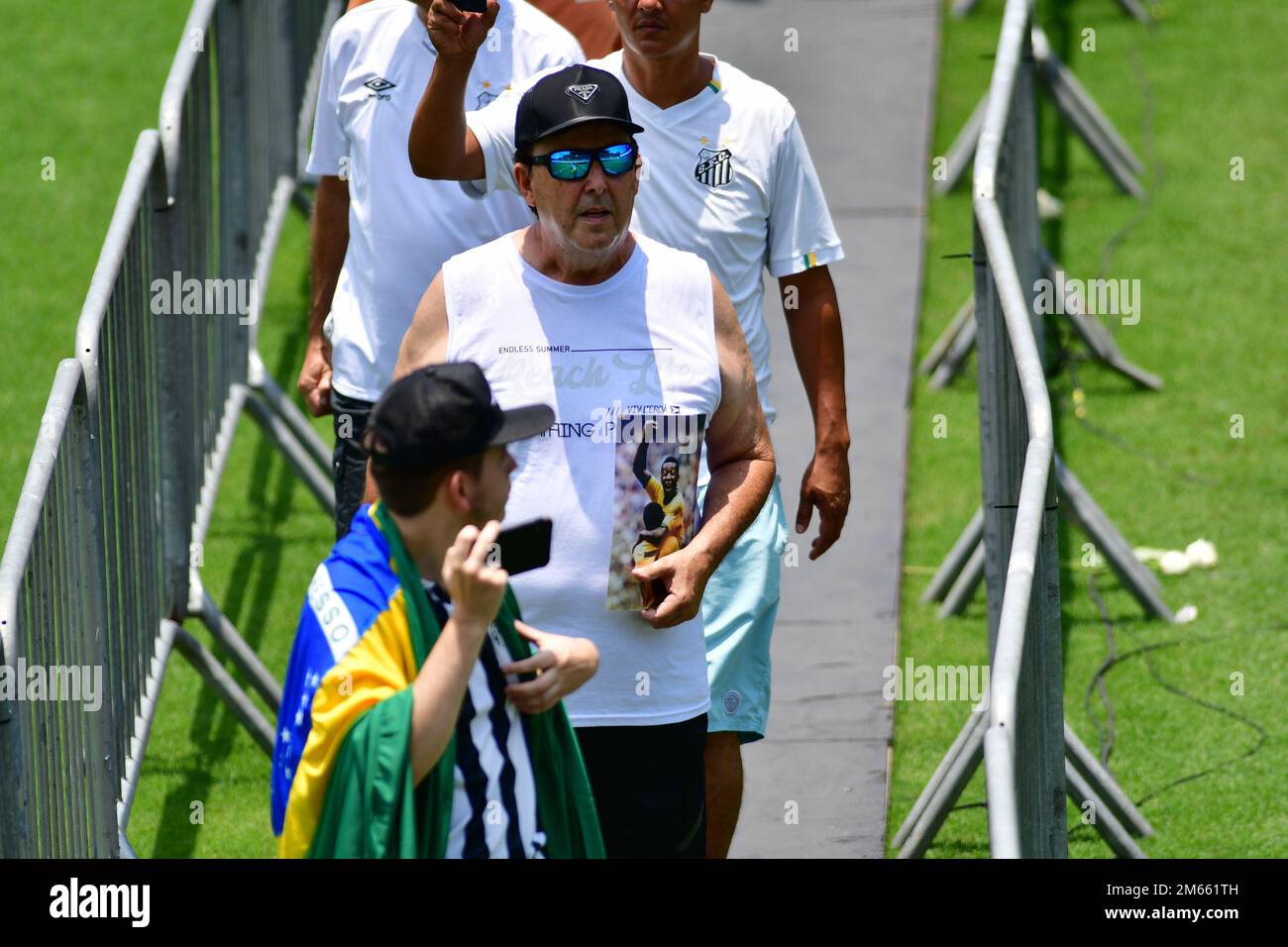 Santos, Brasile. 02nd Jan, 2023. SANTOS, SP - GENNAIO 2: I tifosi fanno la coda per rendere omaggio al compianto mito del calcio Pelé durante i suoi funerali allo Stadio Vila Belmiro il 2 Gennaio 2023 a Santos, Brasile. La leggenda del calcio brasiliano è passata via dal cancro. (Foto di Leandro Bernardes/PxImages) Credit: PX Images/Alamy Live News Foto Stock