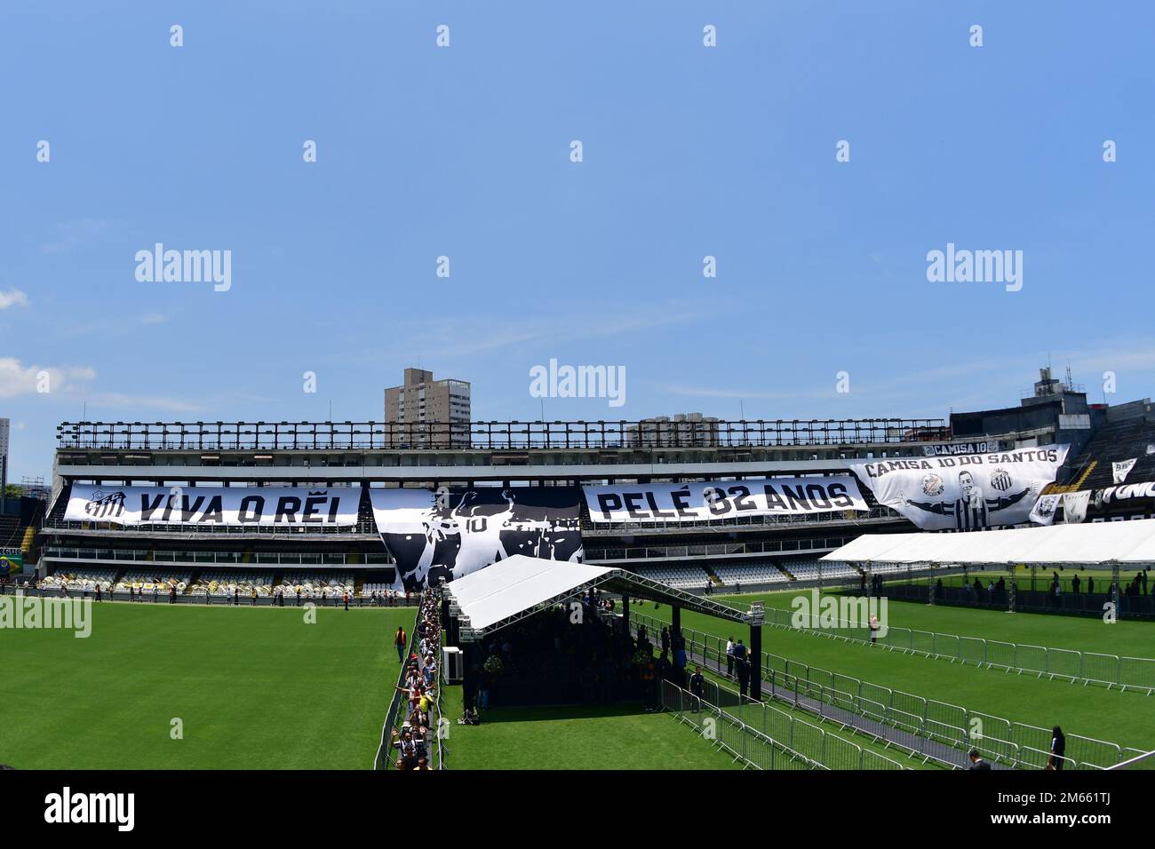 Santos, Brasile. 02nd Jan, 2023. SANTOS, SP - Gennaio 2: Vista generale della cerimonia funeraria in cui i tifosi stanno rendendo omaggio al compianto mito di calcio Pelé durante il suo funerale allo Stadio Vila Belmiro il 2 gennaio 2023 a Santos, Brasile. La leggenda del calcio brasiliano è passata via dal cancro. (Foto di Leandro Bernardes/PxImages) Credit: PX Images/Alamy Live News Foto Stock