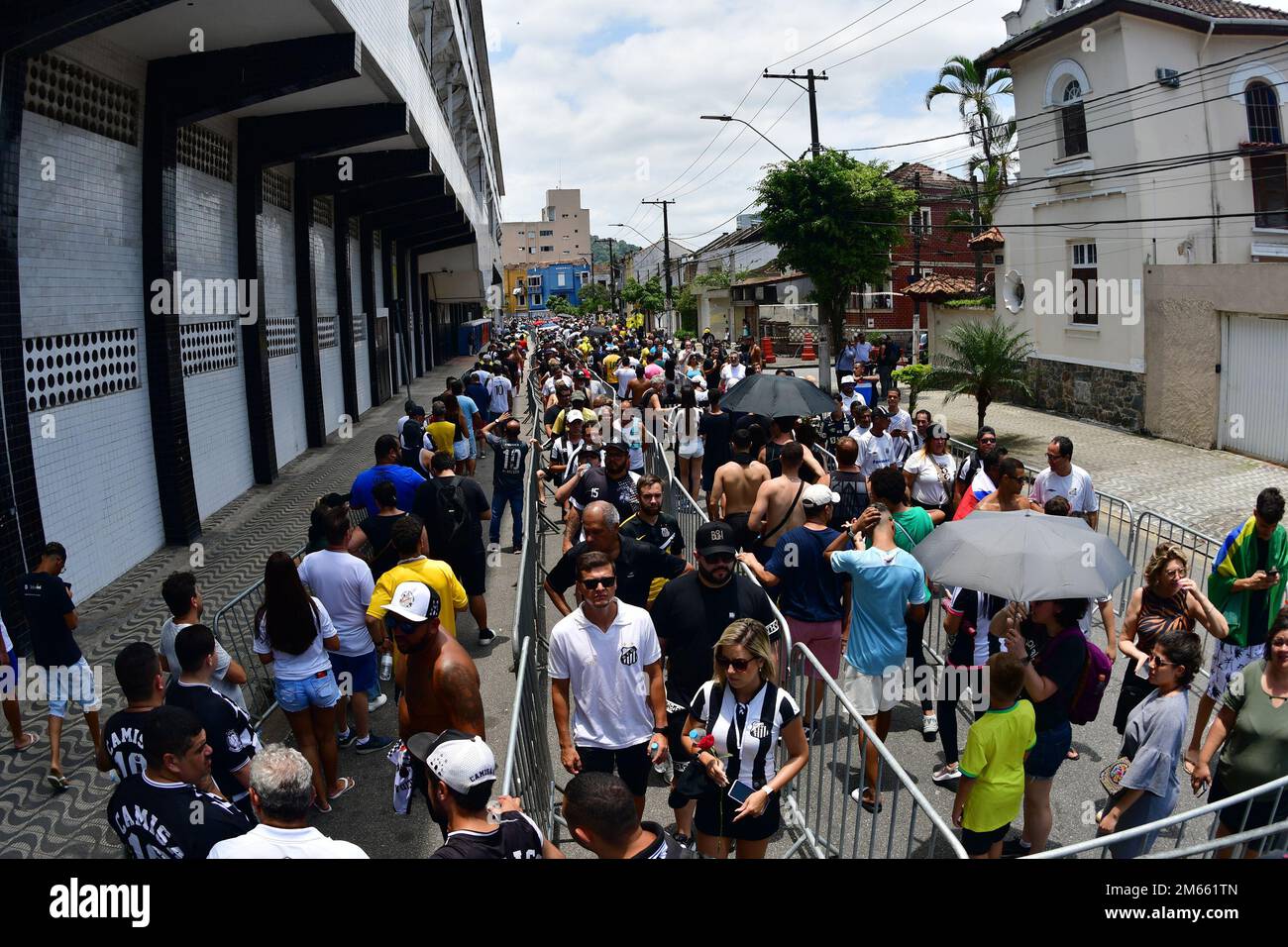 Santos, Brasile. 02nd Jan, 2023. SANTOS, SP - GENNAIO 2: I tifosi fanno la coda per rendere omaggio al compianto mito del calcio Pelé durante i suoi funerali allo Stadio Vila Belmiro il 2 Gennaio 2023 a Santos, Brasile. La leggenda del calcio brasiliano è passata via dal cancro. (Foto di Leandro Bernardes/PxImages) Credit: PX Images/Alamy Live News Foto Stock