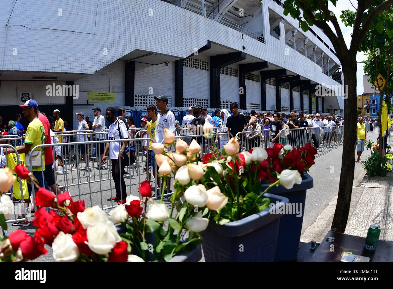 Santos, Brasile. 02nd Jan, 2023. SANTOS, SP - GENNAIO 2: I tifosi fanno la coda per rendere omaggio al compianto mito del calcio Pelé durante i suoi funerali allo Stadio Vila Belmiro il 2 Gennaio 2023 a Santos, Brasile. La leggenda del calcio brasiliano è passata via dal cancro. (Foto di Leandro Bernardes/PxImages) Credit: PX Images/Alamy Live News Foto Stock