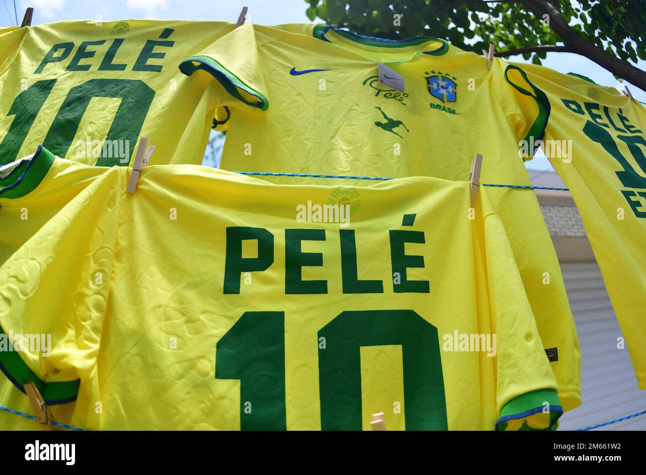 Santos, Brasile. 02nd Jan, 2023. SANTOS, SP - GENNAIO 2: Maglie Pelé in vendita durante il suo funerale allo Stadio Vila Belmiro il 2 Gennaio 2023 a Santos, Brasile. La leggenda del calcio brasiliano è passata via dal cancro. (Foto di Leandro Bernardes/PxImages) Credit: PX Images/Alamy Live News Foto Stock