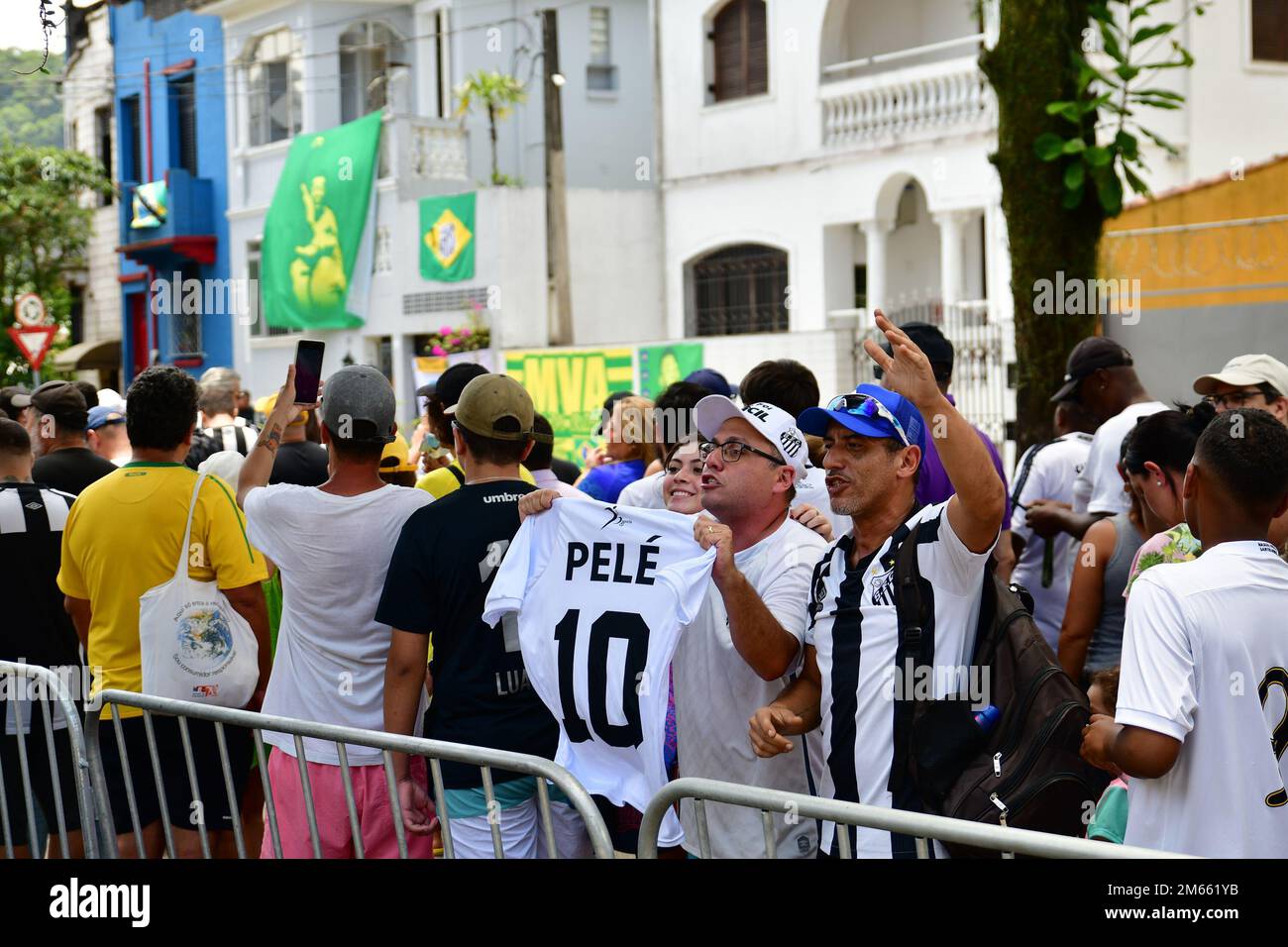 Santos, Brasile. 02nd Jan, 2023. SANTOS, SP - GENNAIO 2: I tifosi fanno la coda per rendere omaggio al compianto mito del calcio Pelé durante i suoi funerali allo Stadio Vila Belmiro il 2 Gennaio 2023 a Santos, Brasile. La leggenda del calcio brasiliano è passata via dal cancro. (Foto di Leandro Bernardes/PxImages) Credit: PX Images/Alamy Live News Foto Stock