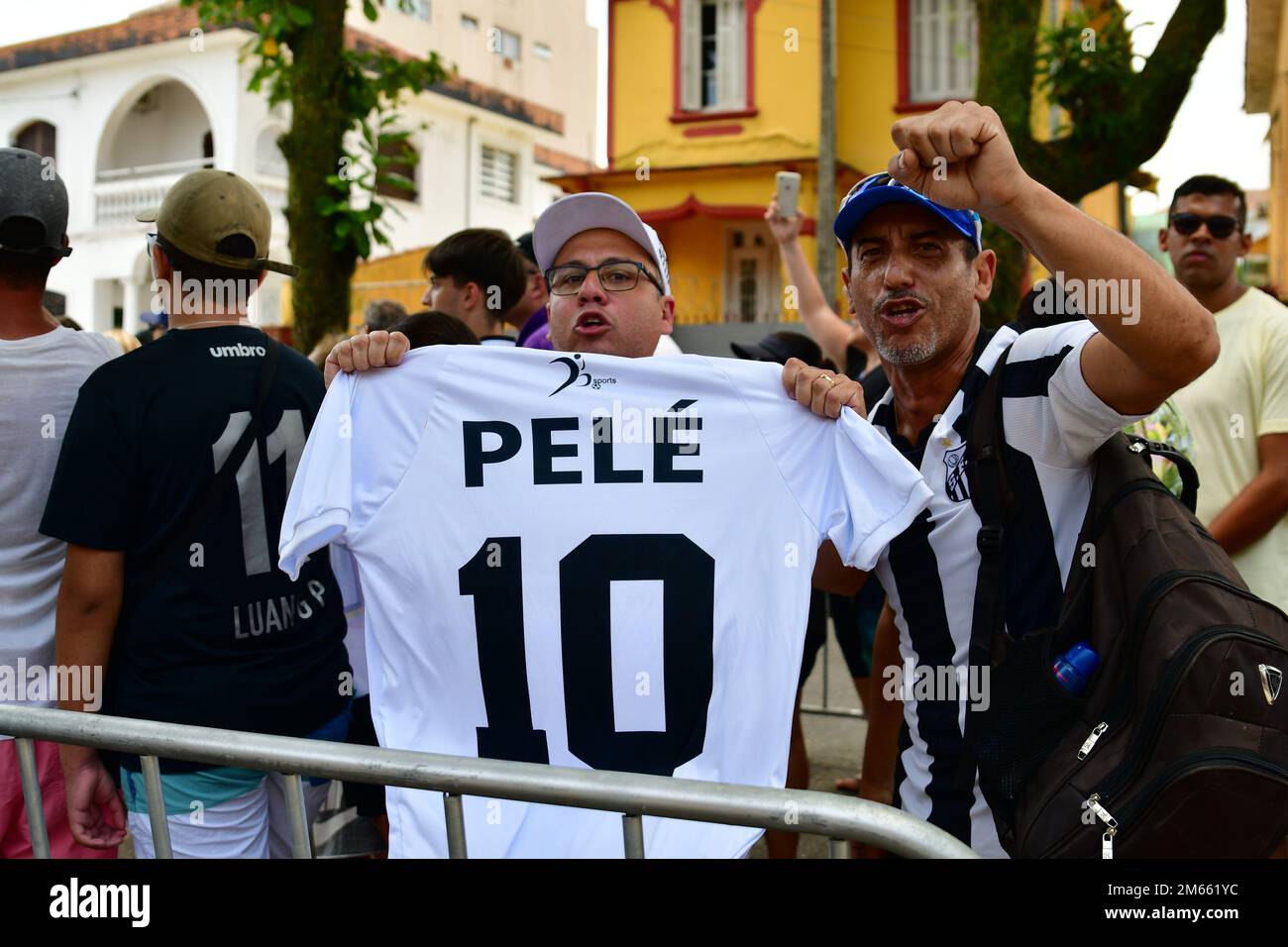 Santos, Brasile. 02nd Jan, 2023. SANTOS, SP - GENNAIO 2: I tifosi fanno la coda per rendere omaggio al compianto mito del calcio Pelé durante i suoi funerali allo Stadio Vila Belmiro il 2 Gennaio 2023 a Santos, Brasile. La leggenda del calcio brasiliano è passata via dal cancro. (Foto di Leandro Bernardes/PxImages) Credit: PX Images/Alamy Live News Foto Stock
