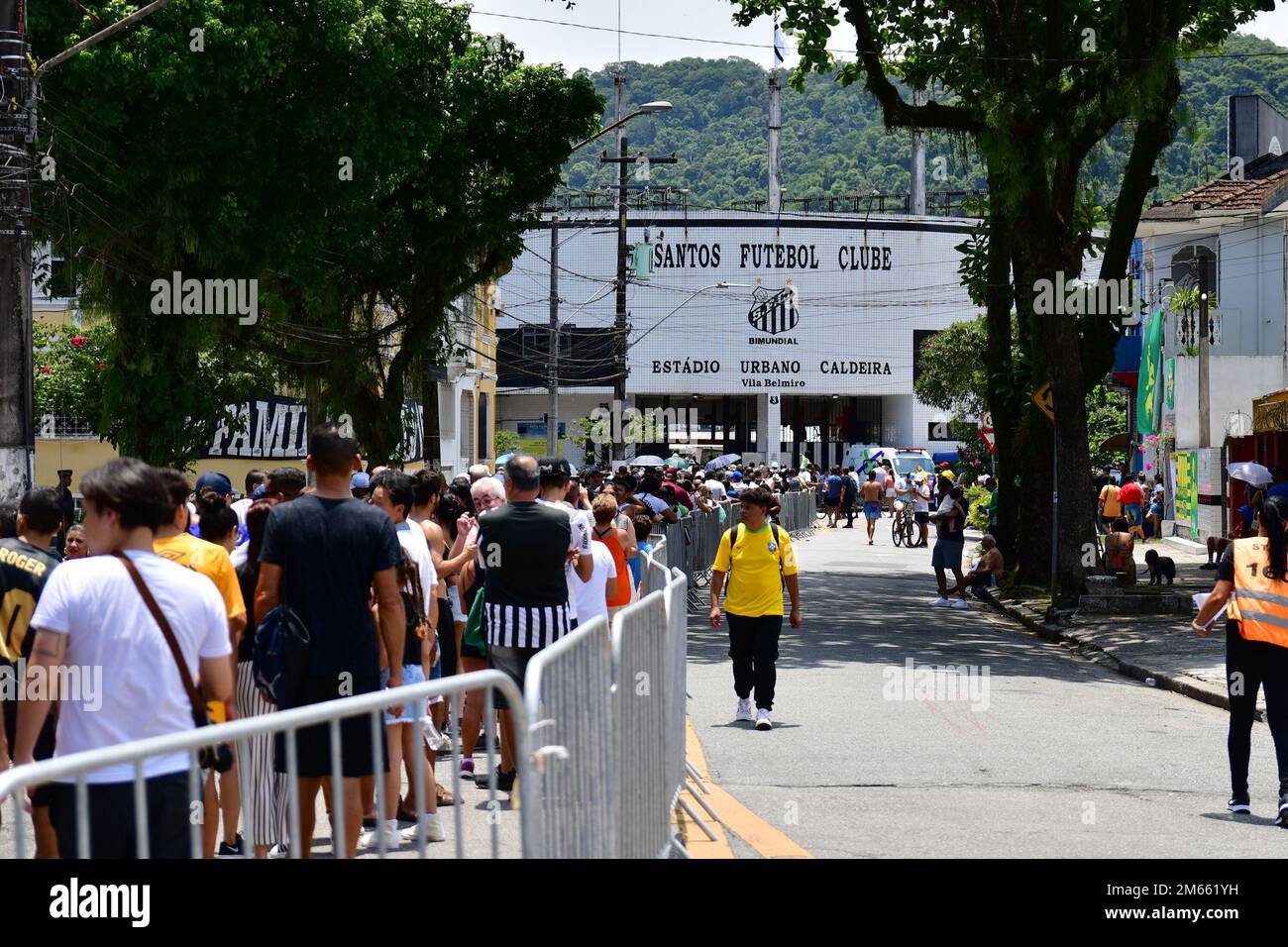 Santos, Brasile. 02nd Jan, 2023. SANTOS, SP - GENNAIO 2: I tifosi fanno la coda per rendere omaggio al compianto mito del calcio Pelé durante i suoi funerali allo Stadio Vila Belmiro il 2 Gennaio 2023 a Santos, Brasile. La leggenda del calcio brasiliano è passata via dal cancro. (Foto di Leandro Bernardes/PxImages) Credit: PX Images/Alamy Live News Foto Stock