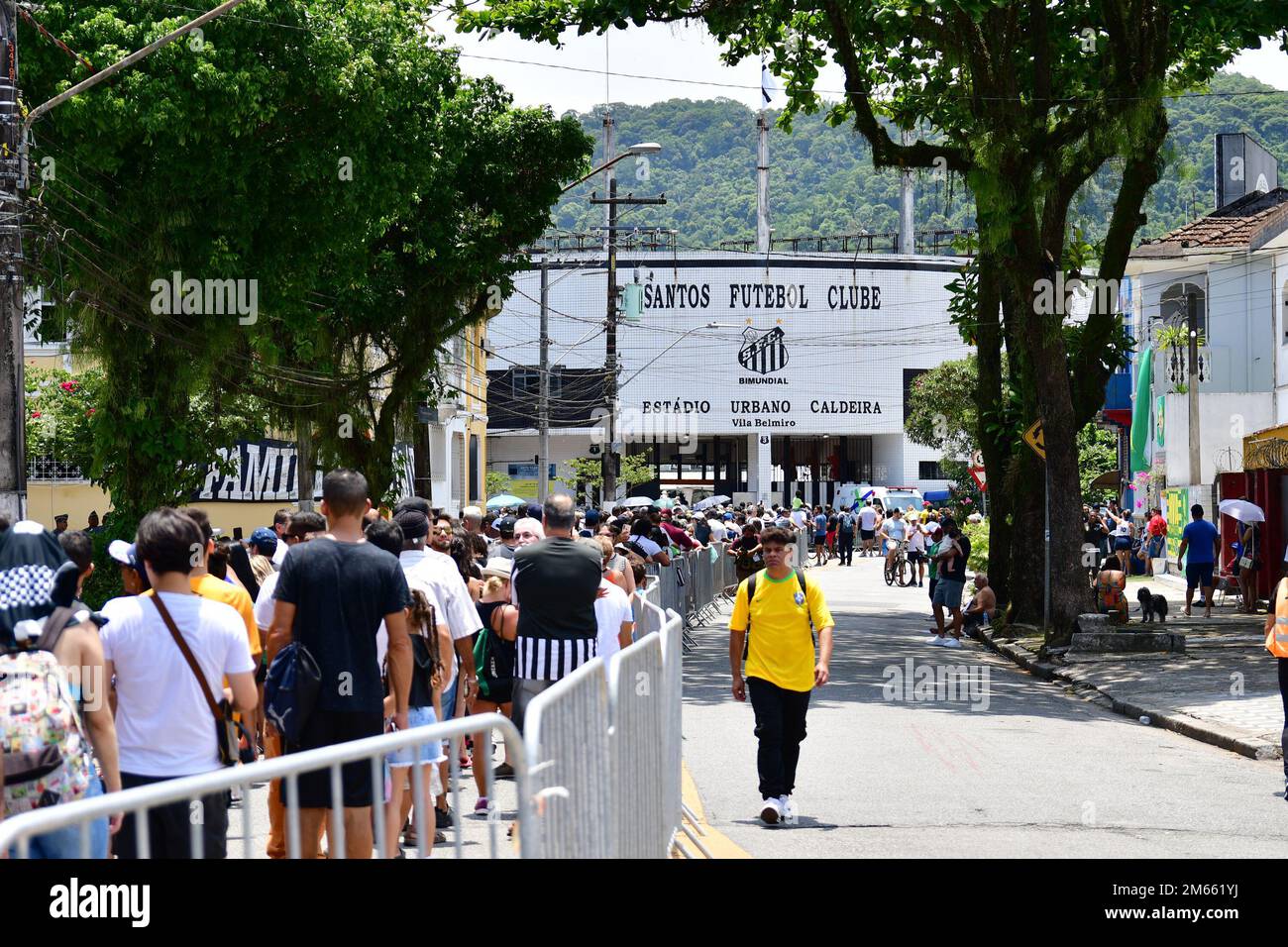 Santos, Brasile. 02nd Jan, 2023. SANTOS, SP - GENNAIO 2: I tifosi fanno la coda per rendere omaggio al compianto mito del calcio Pelé durante i suoi funerali allo Stadio Vila Belmiro il 2 Gennaio 2023 a Santos, Brasile. La leggenda del calcio brasiliano è passata via dal cancro. (Foto di Leandro Bernardes/PxImages) Credit: PX Images/Alamy Live News Foto Stock