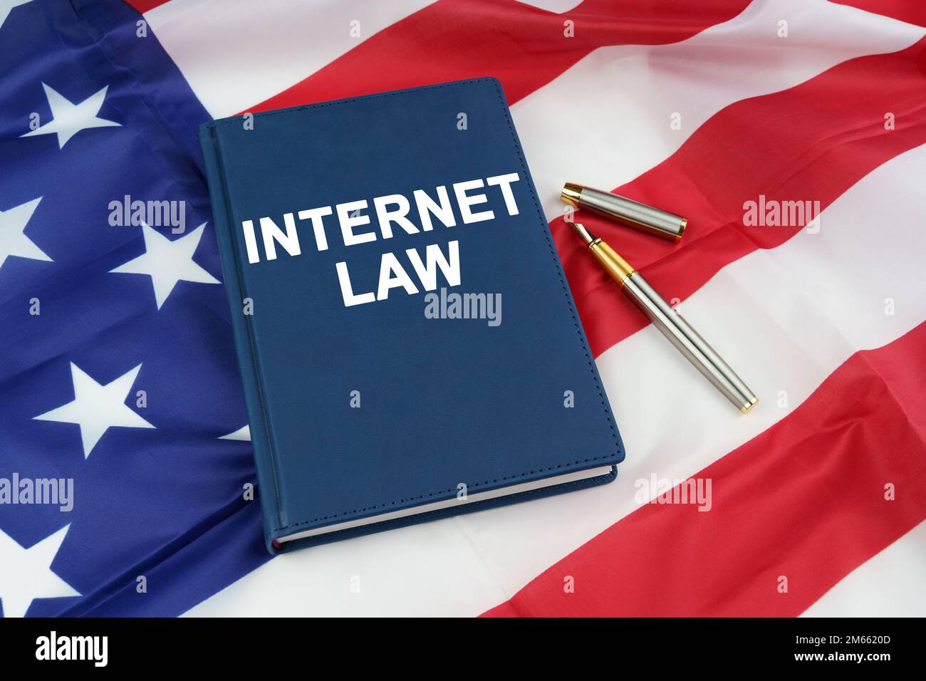 Concetto di legge. Sulla bandiera degli Stati Uniti si trova una penna e un libro con l'iscrizione - INTERNET LEGGE Foto Stock